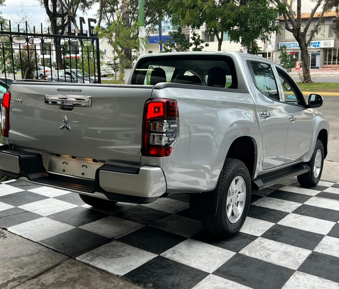 Mitsubishi L200 2023 Cabina Doble 4x2 Manual Plata