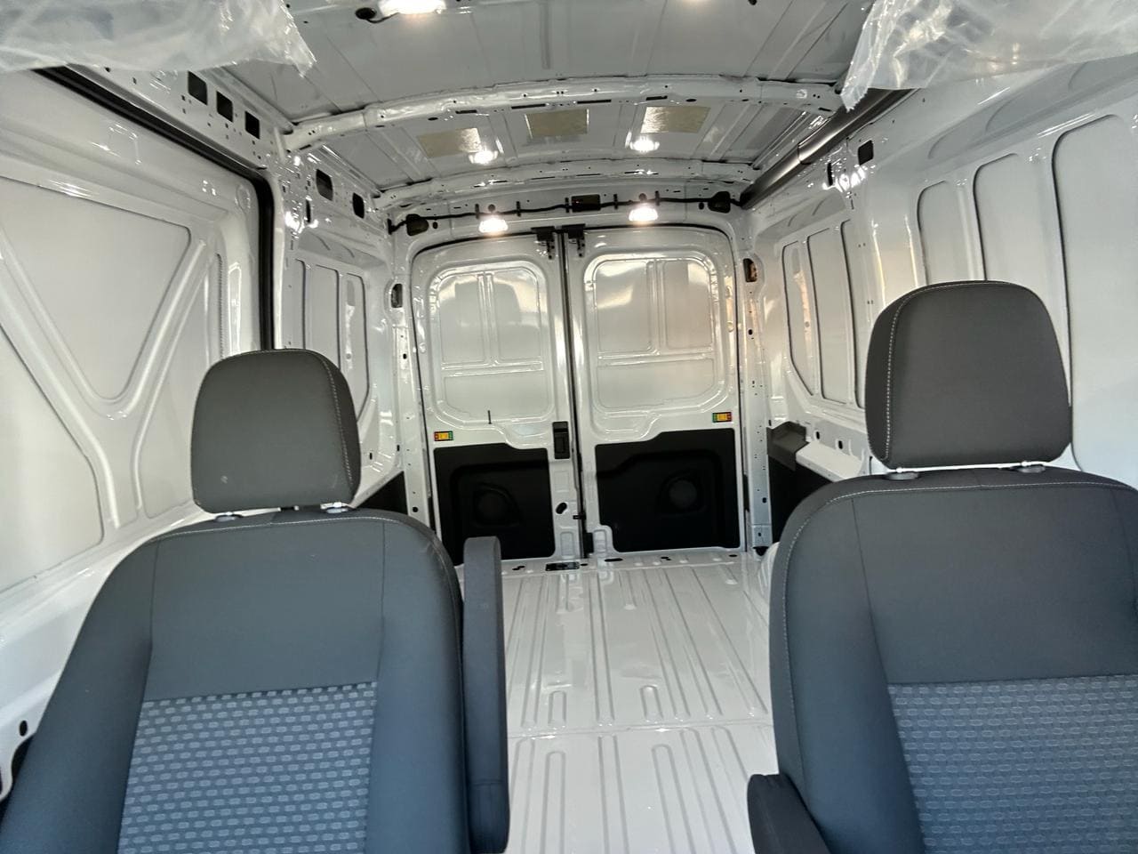 Ford Transit 2023 250 V6 Automático Blanco