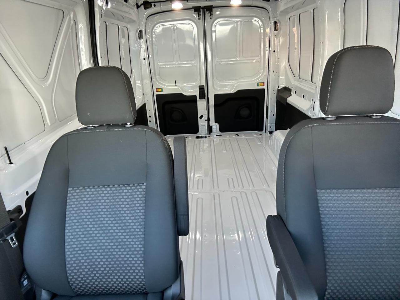 Ford Transit 2023 250 V6 Automático Blanco