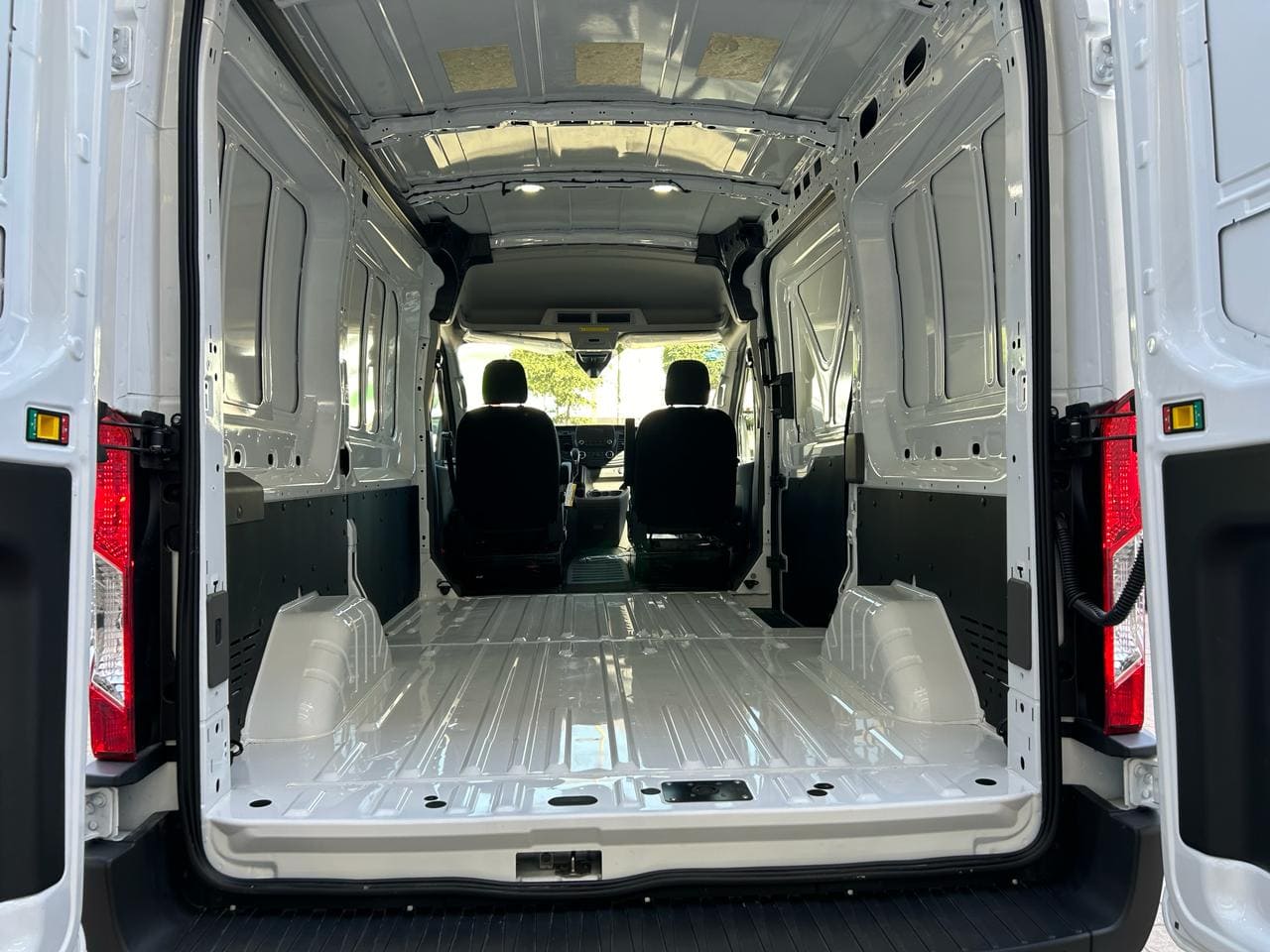 Ford Transit 2023 250 V6 Automático Blanco