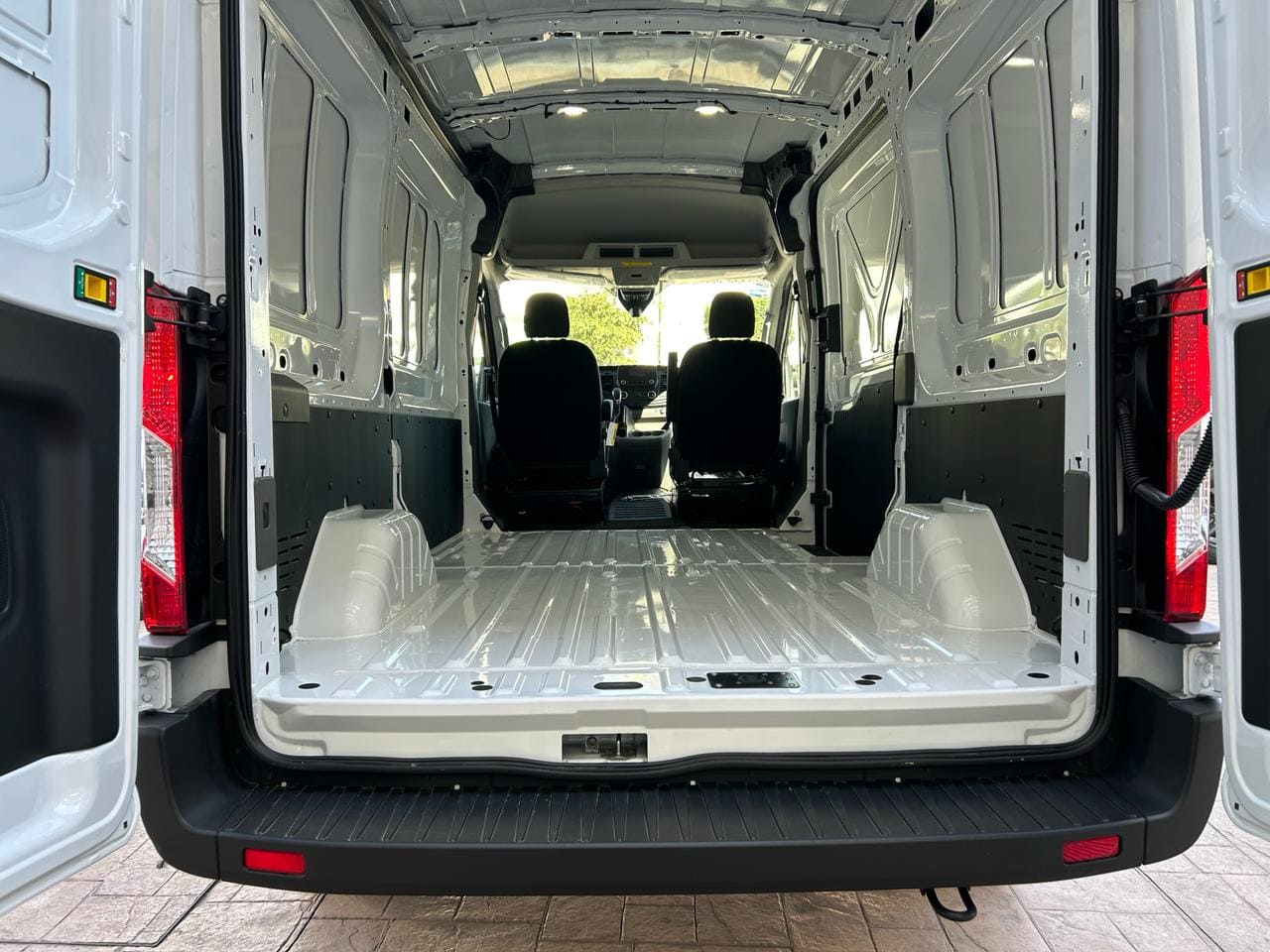 Ford Transit 2023 250 V6 Automático Blanco