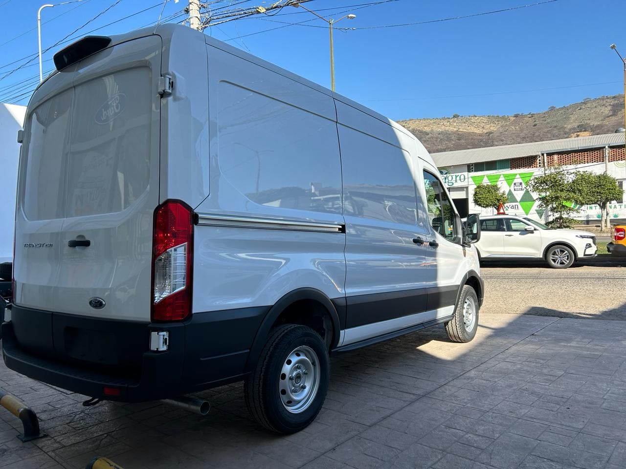 Ford Transit 2023 250 V6 Automático Blanco