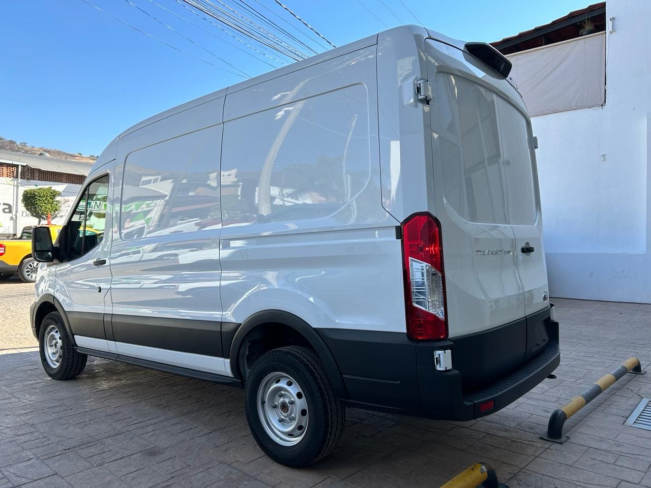 Ford Transit 2023 250 V6 Automático Blanco
