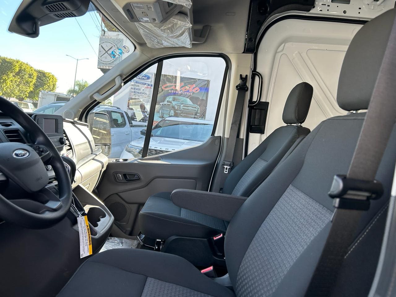 Ford Transit 2023 250 V6 Automático Blanco