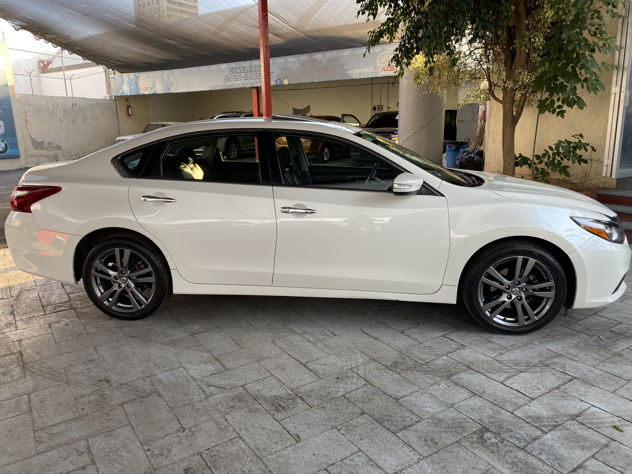 Nissan Altima 2018 Advance Navy Automático Blanco