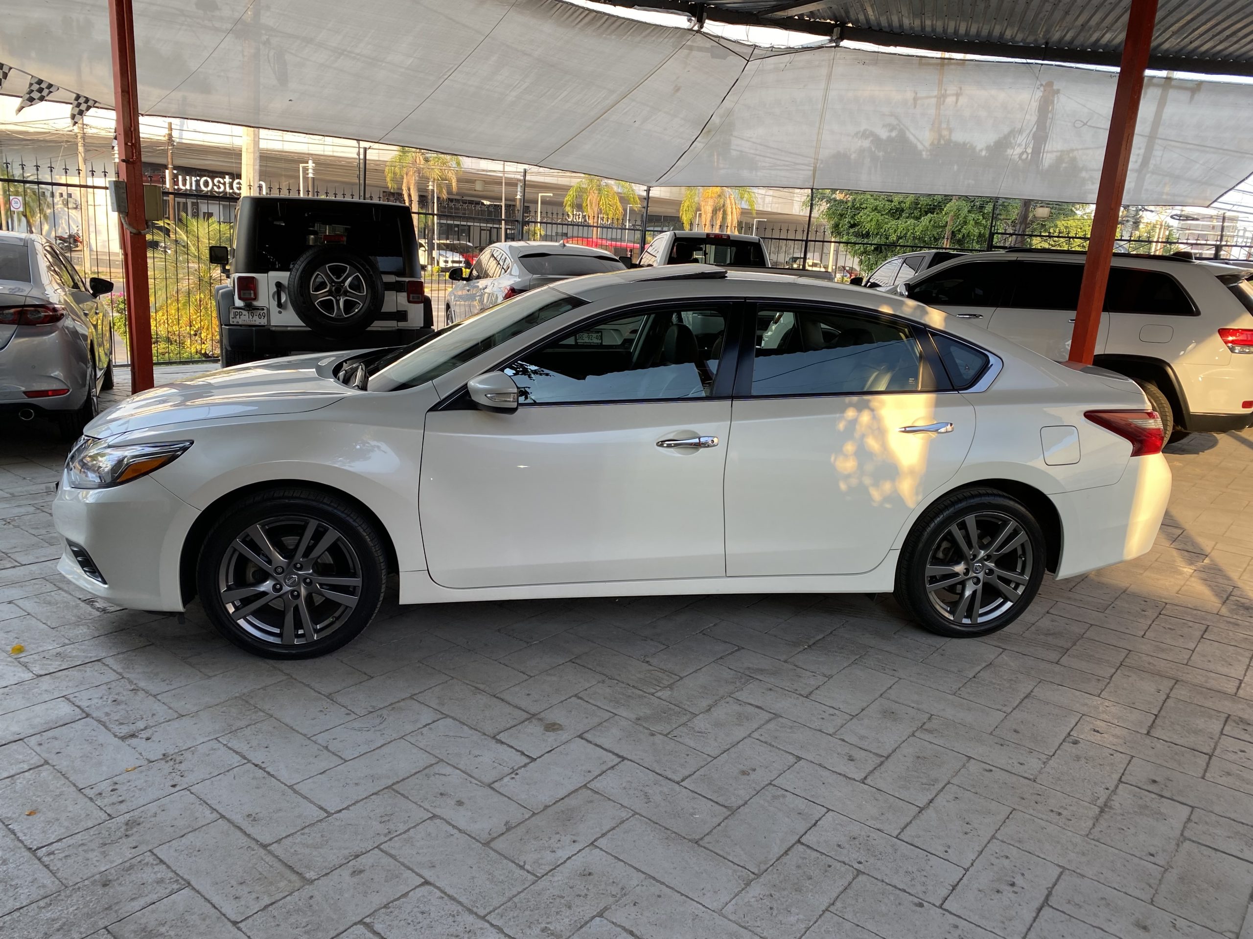 Nissan Altima 2018 Advance Navy Automático Blanco