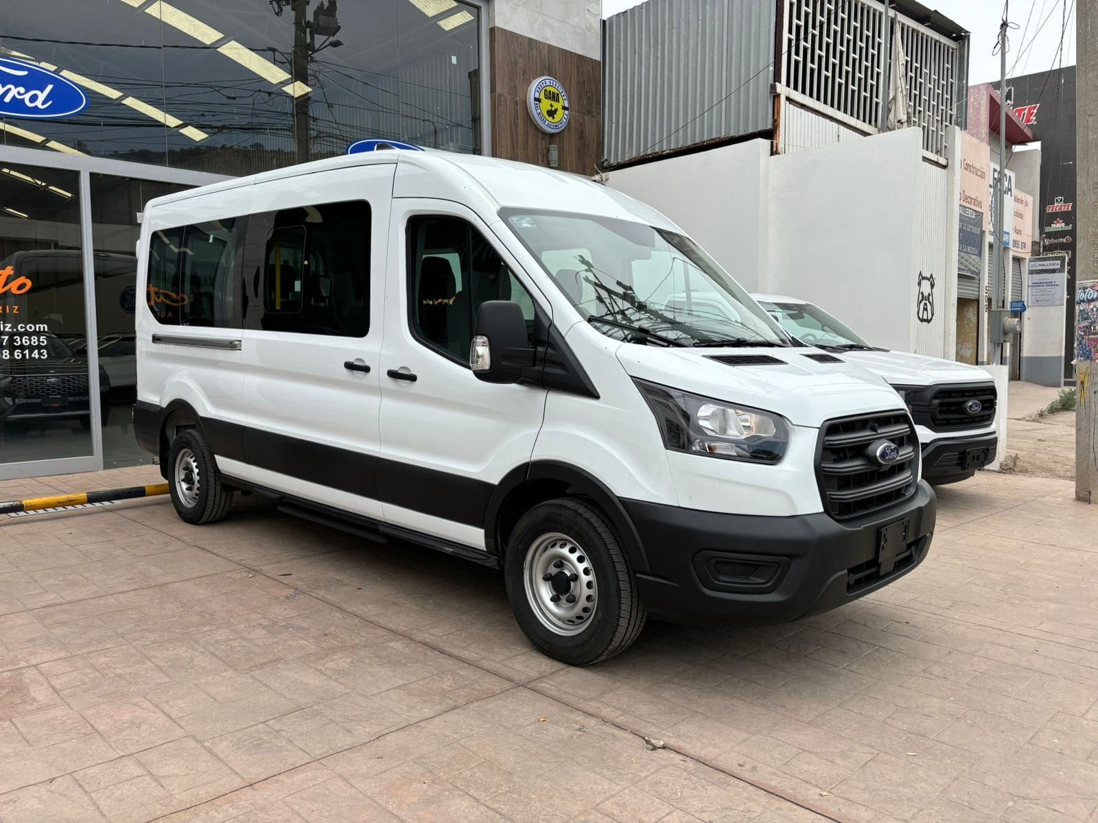 Ford Transit 15 pasajeros 2024