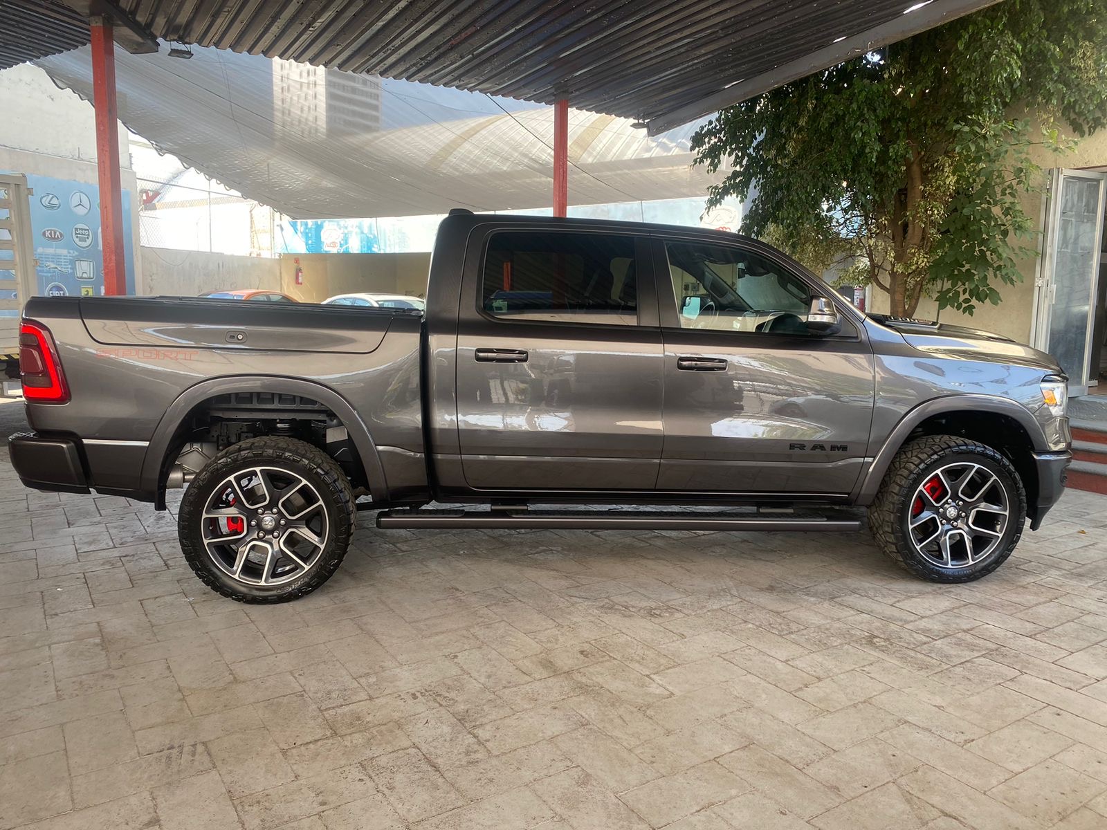 RAM 2500 2021 Laramie Sport Ram Box Automático Gris
