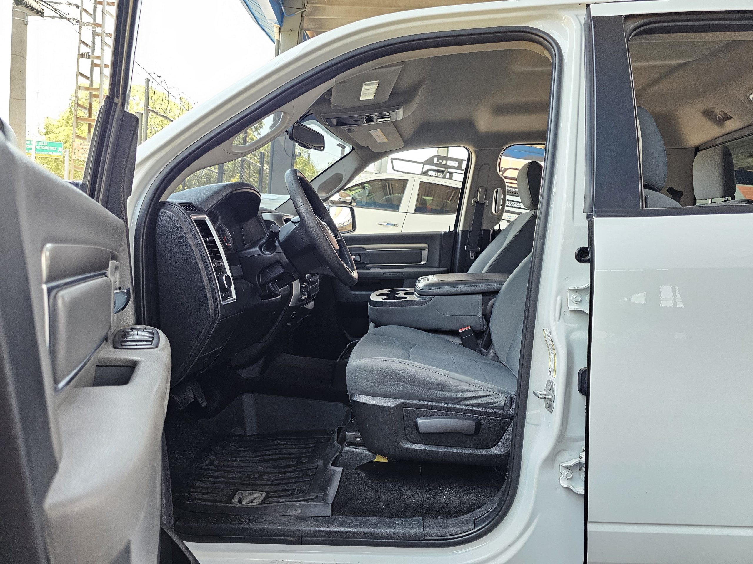 RAM 1500 2018 SLT Doble Cabina 4x4 Automático Blanco