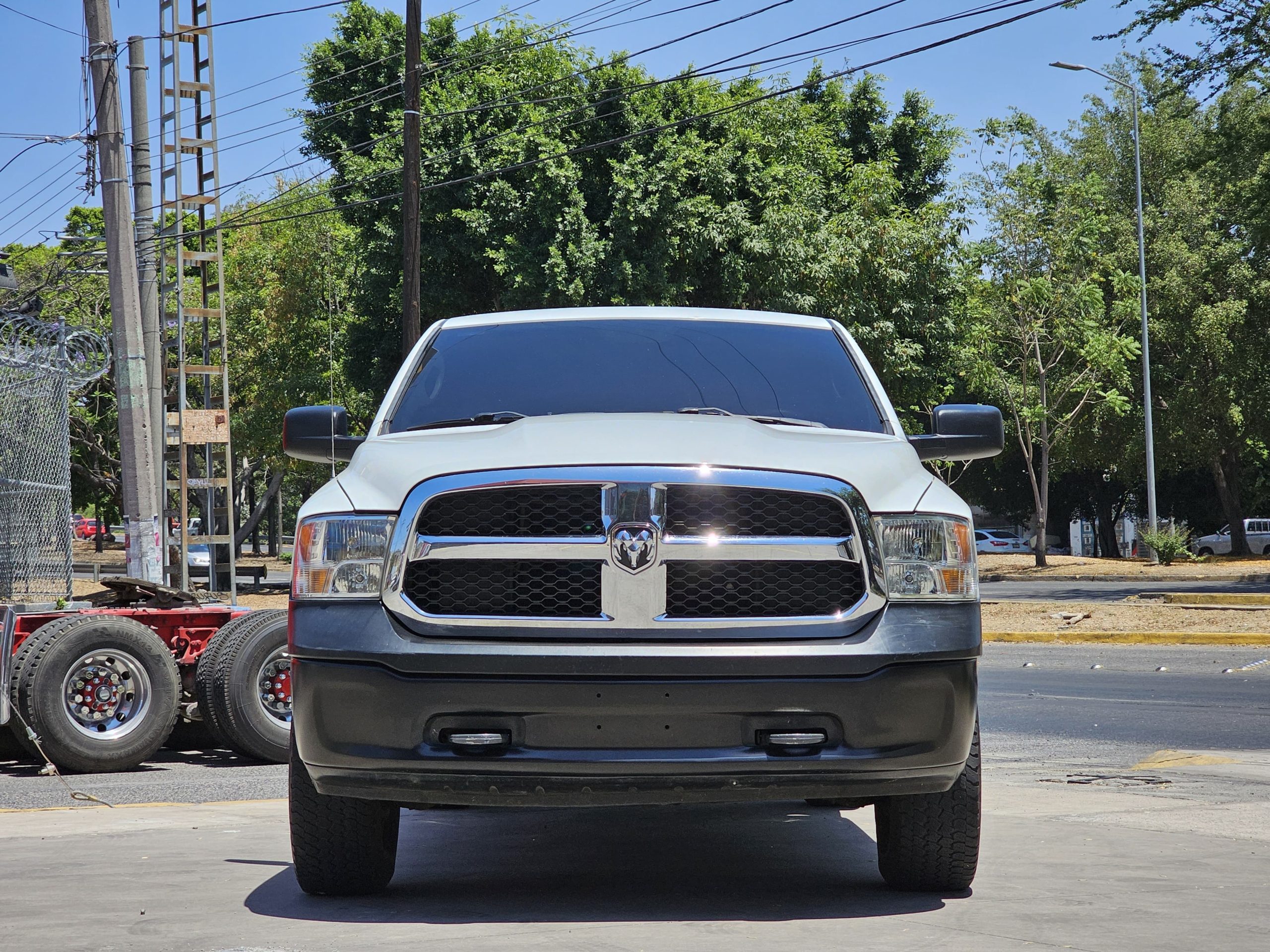 RAM 1500 2018 SLT Doble Cabina 4x4 Automático Blanco
