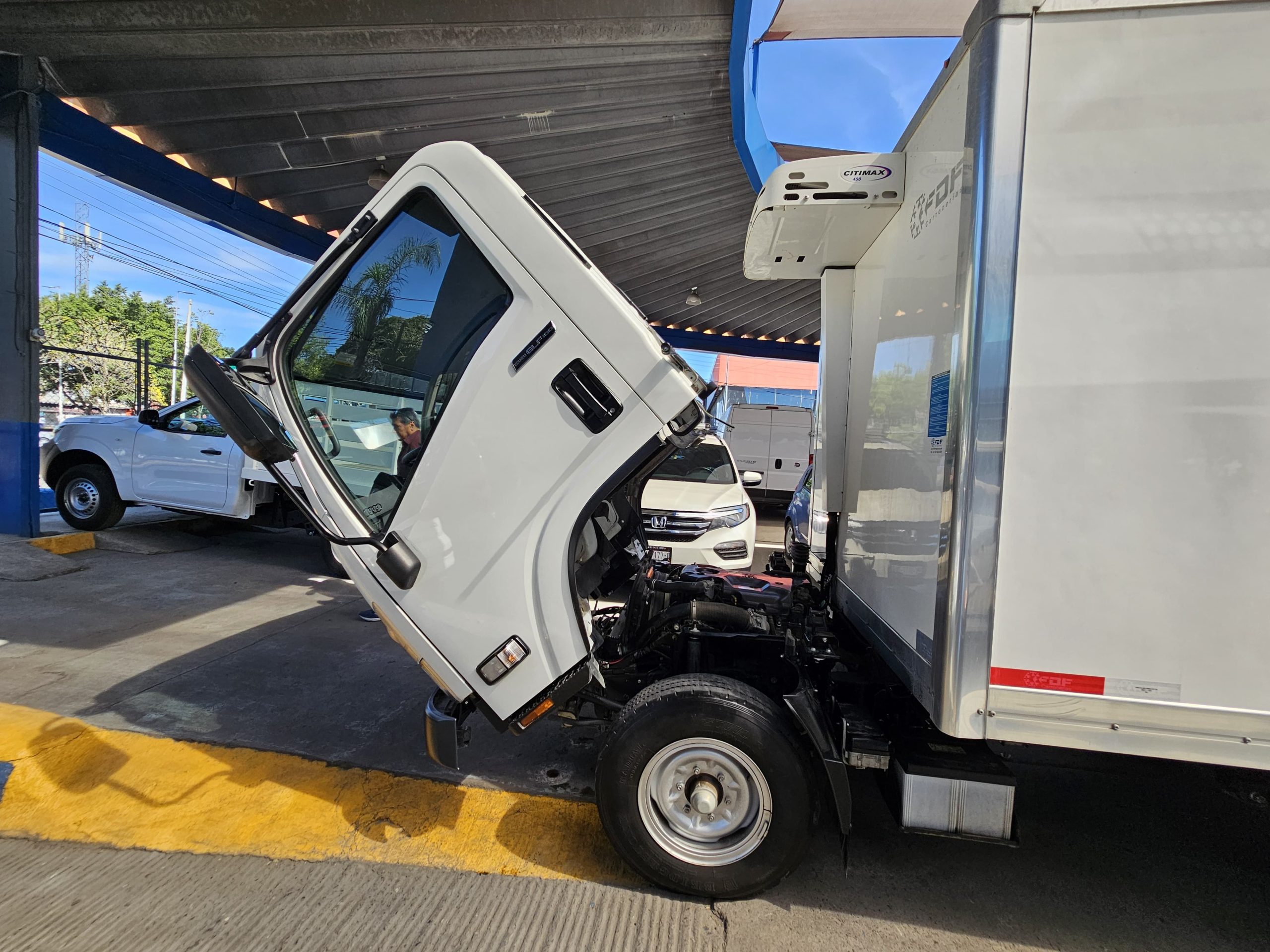 Isuzu ELF 2023 100 Caja Refrigerada Manual Blanco