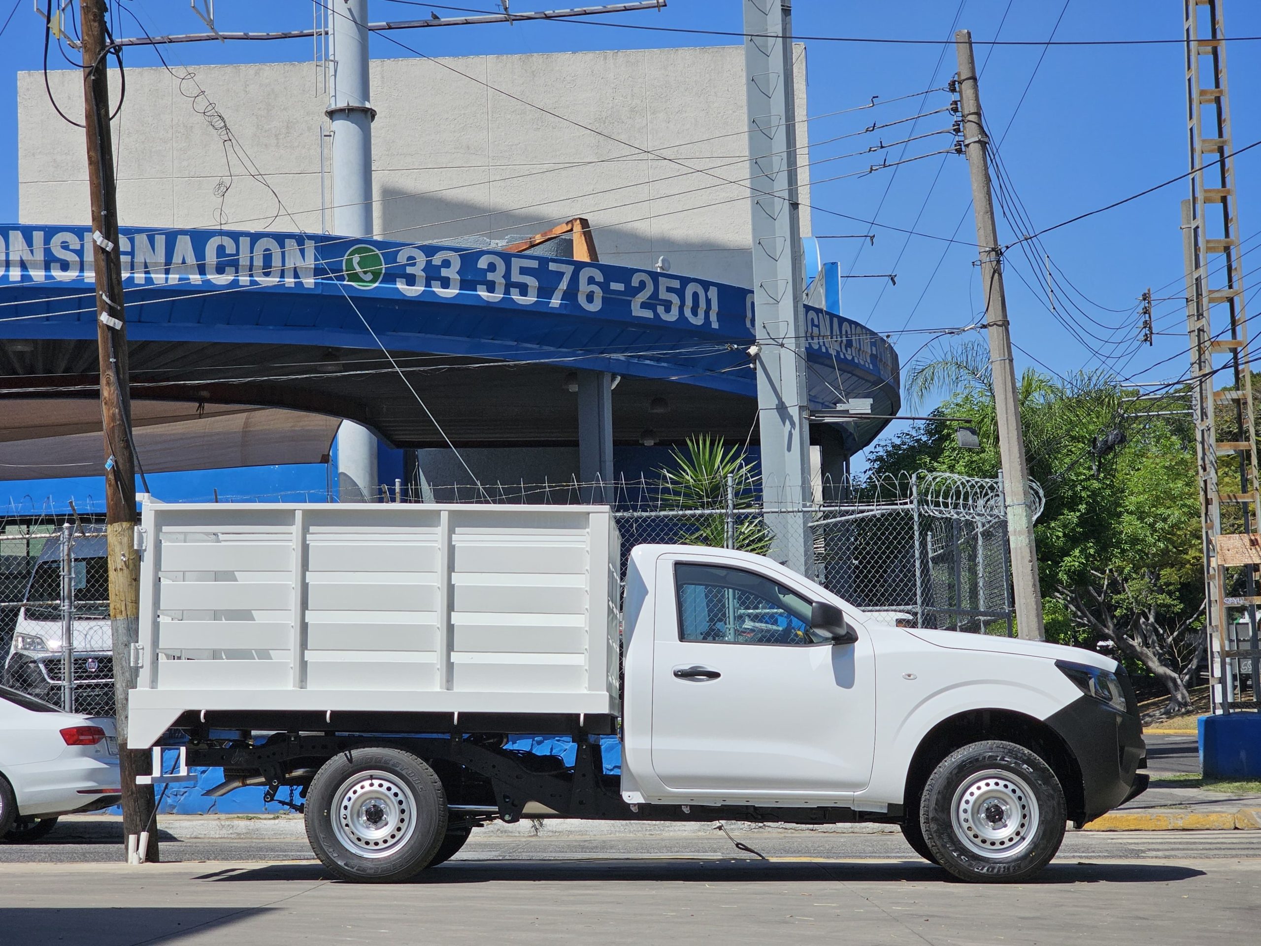 Nissan NP300 2023 Chasis / Redilas Manual Blanco