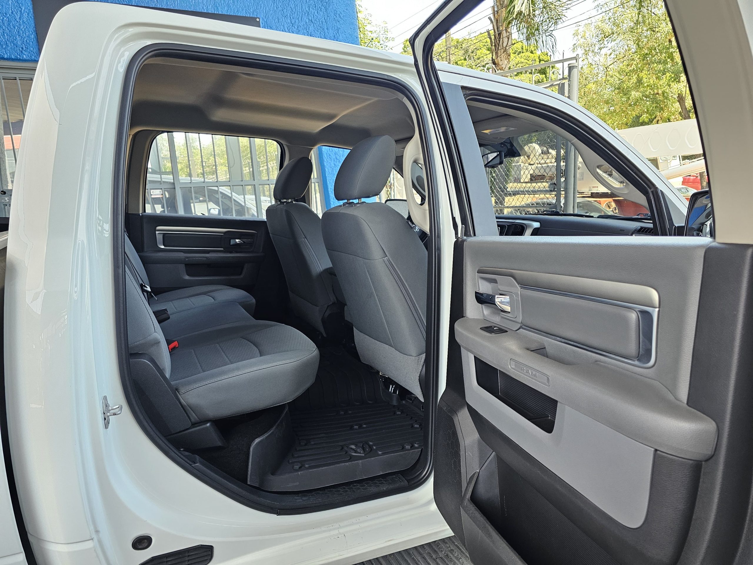 RAM 1500 2018 SLT Doble Cabina 4x4 Automático Blanco
