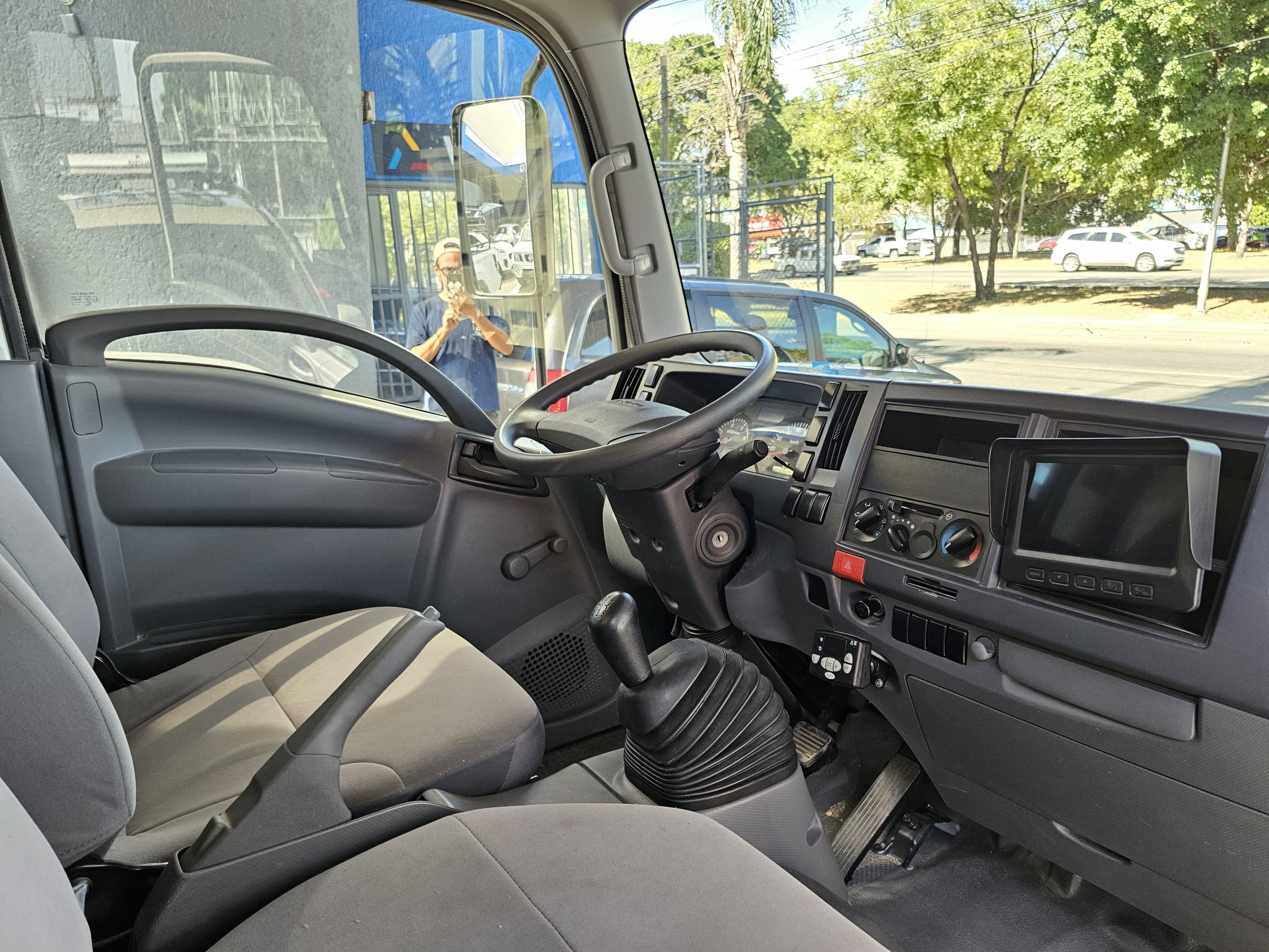 Isuzu ELF 2023 100 Caja Refrigerada Manual Blanco