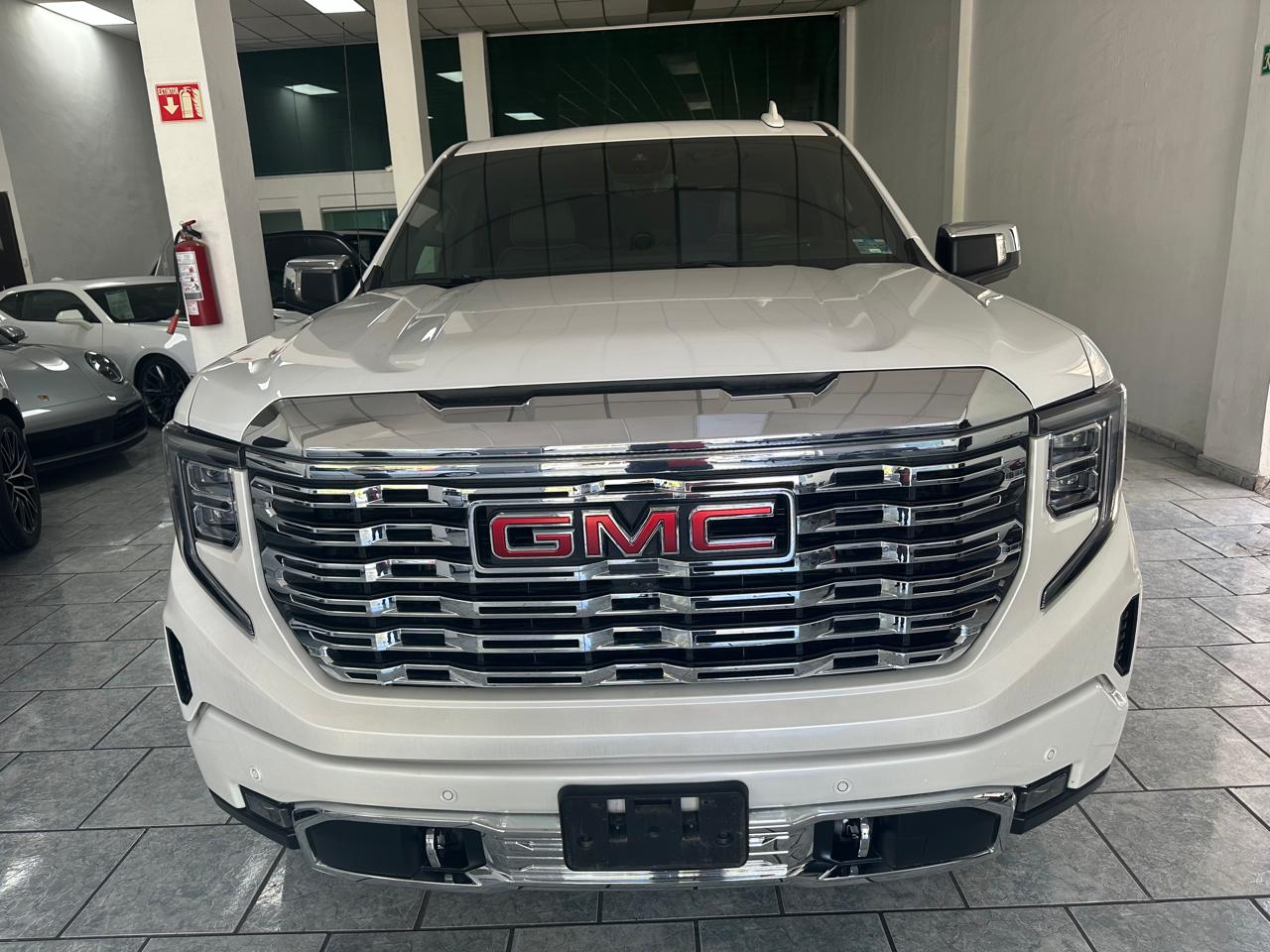 GMC Sierra 2023 DENALI 6.2L Automático Blanco