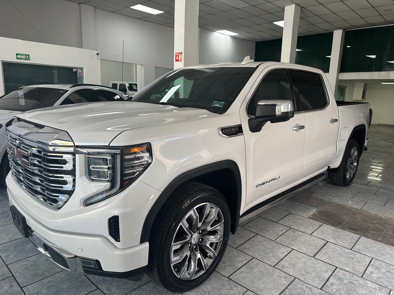 GMC Sierra 2023 DENALI 6.2L Automático Blanco