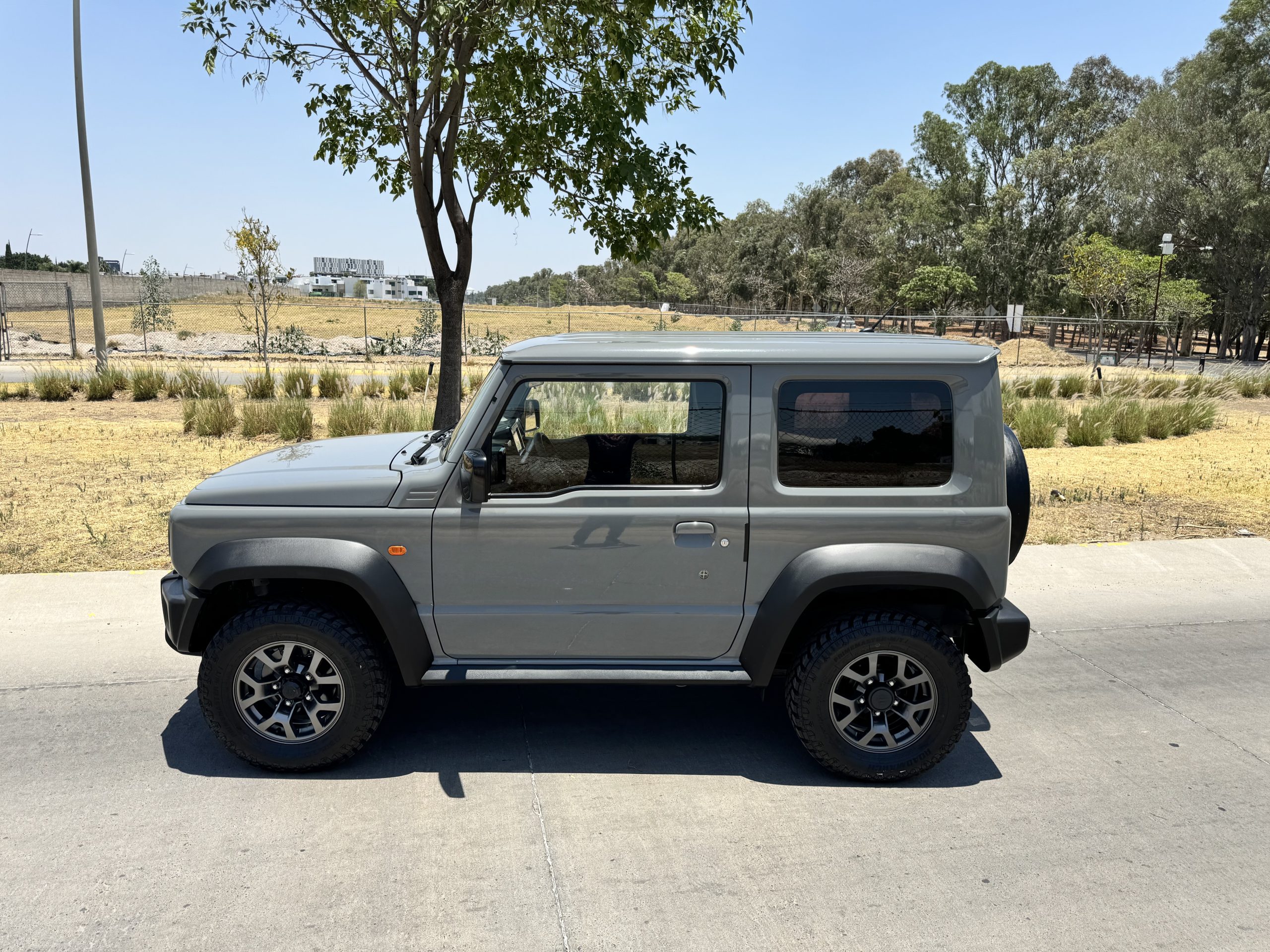 Suzuki Jimny 2023 GLX Manual Gris