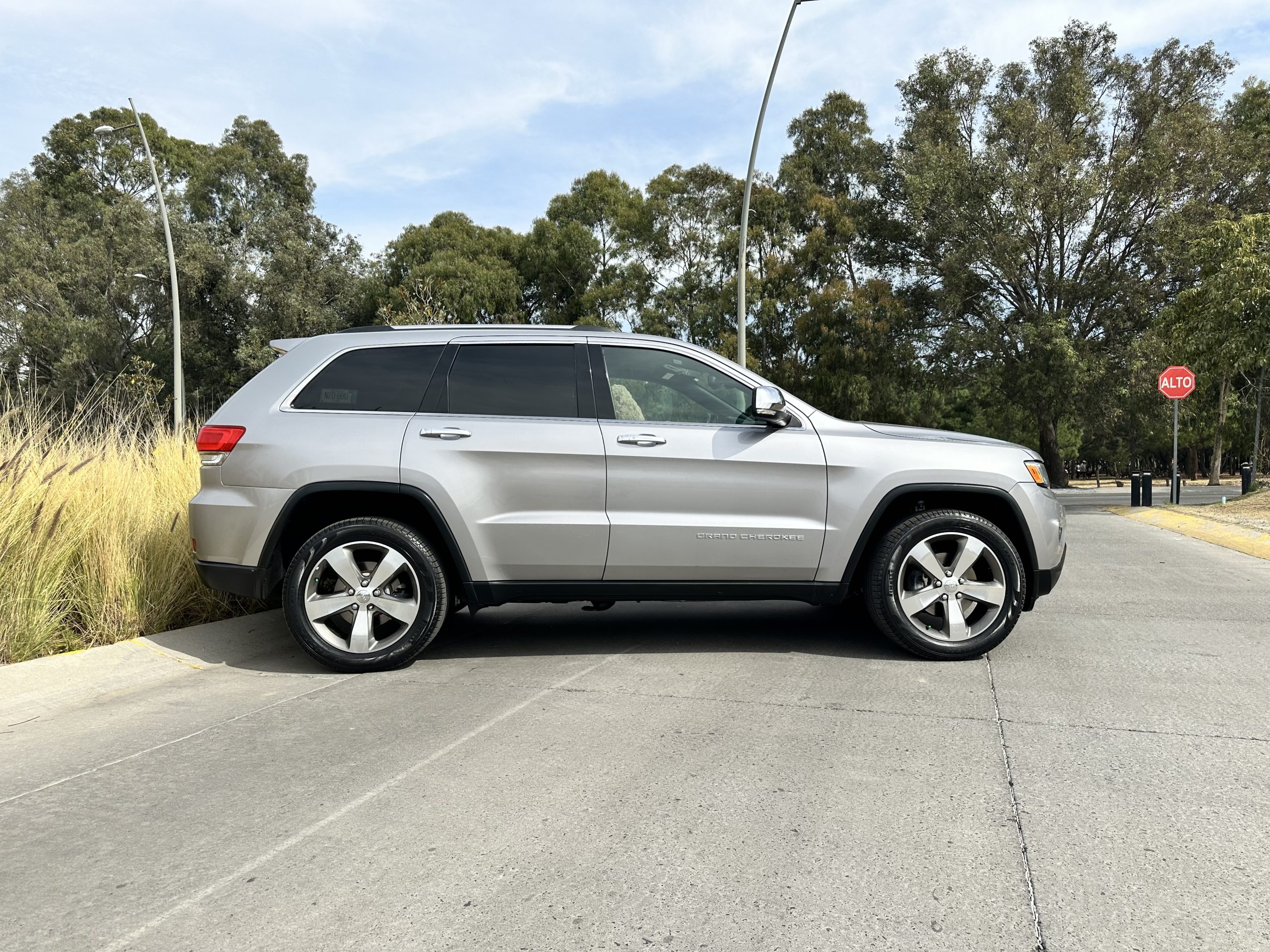 Jeep Grand Cherokee 2016 Limited lujo V6 Automático Gris