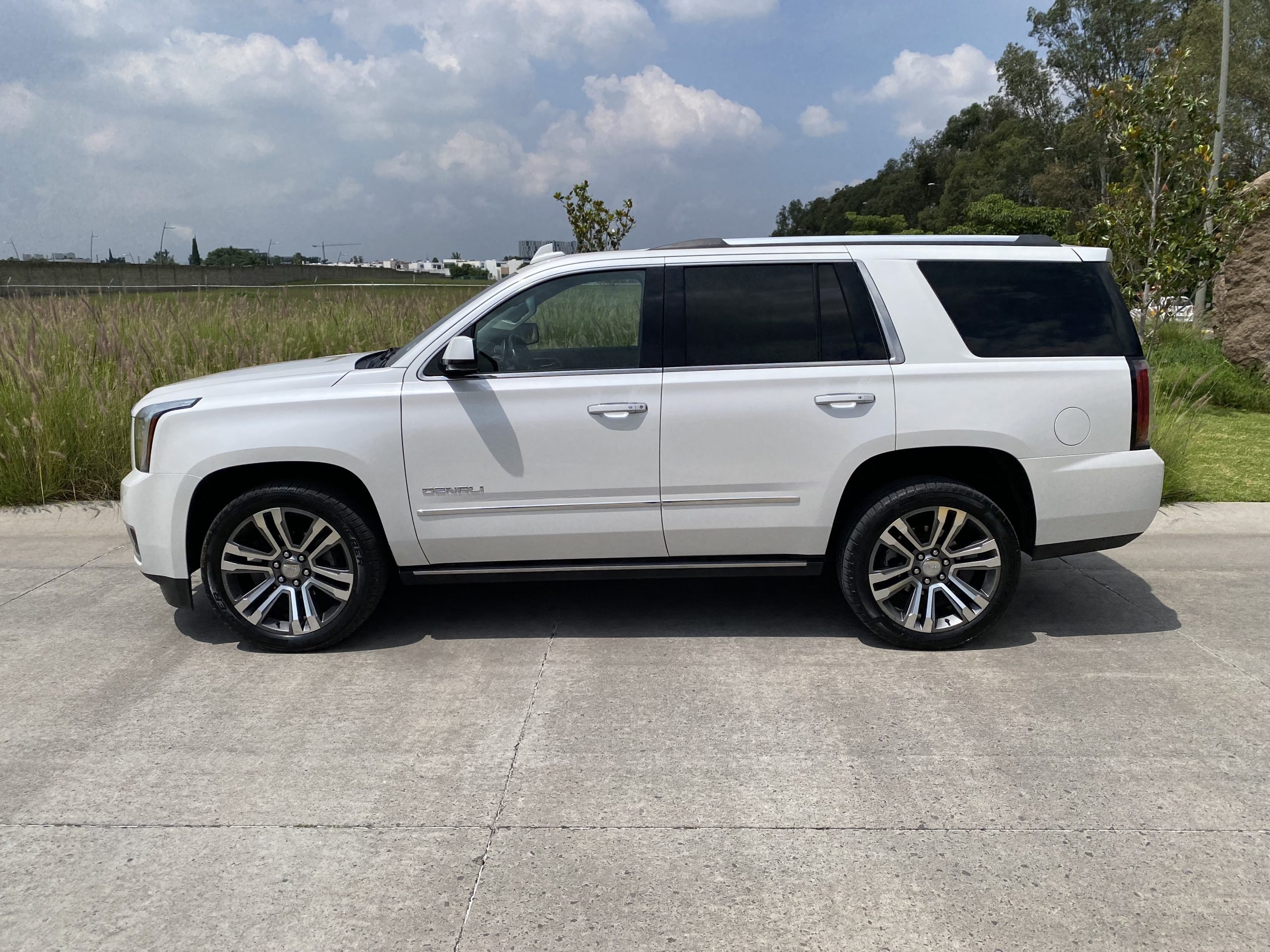 GMC Yukon 2018 DENALI Automático Blanco
