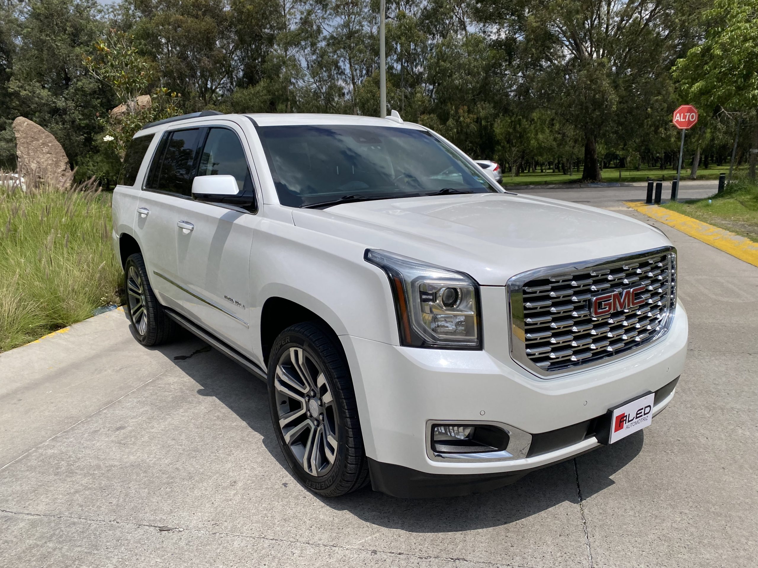 GMC Yukon 2018 DENALI Automático Blanco