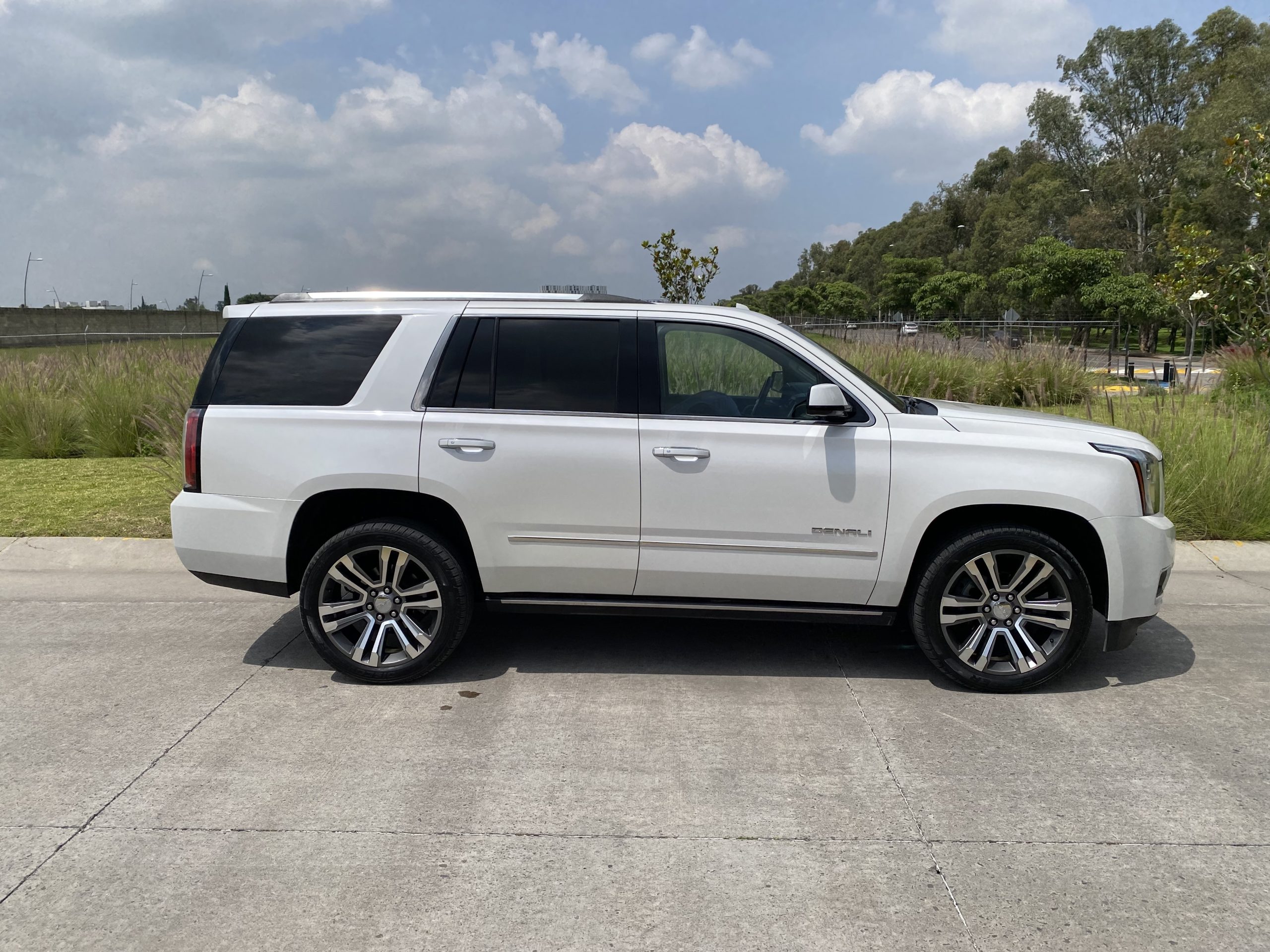 GMC Yukon 2018 DENALI Automático Blanco