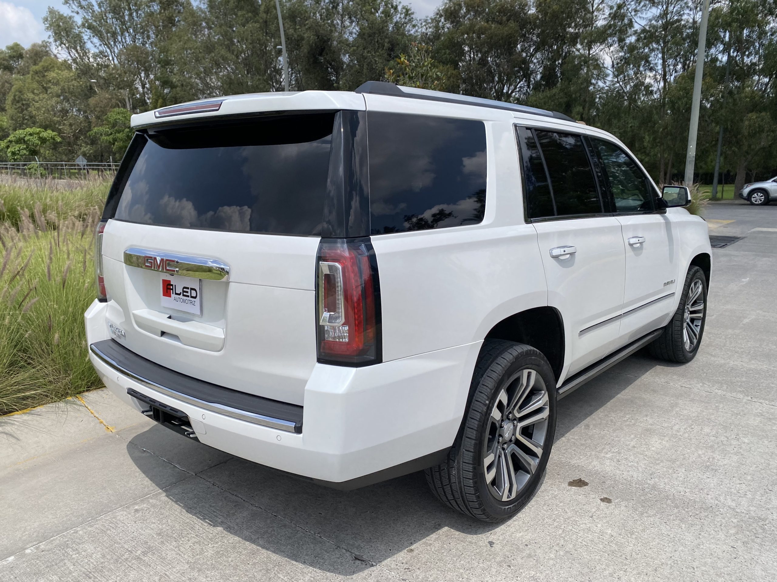 GMC Yukon 2018 DENALI Automático Blanco