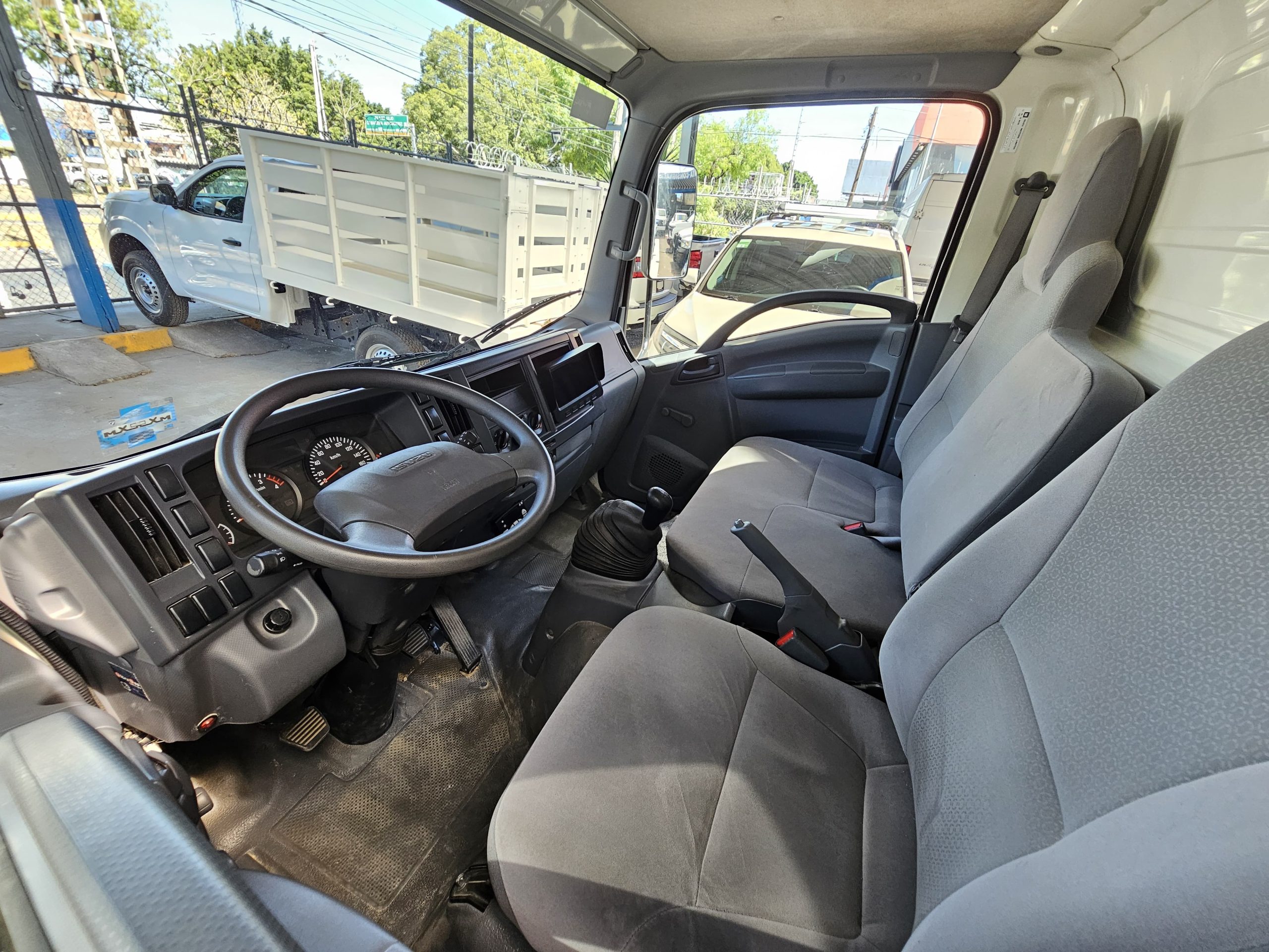 Isuzu ELF 2023 100 Caja Refrigerada Manual Blanco