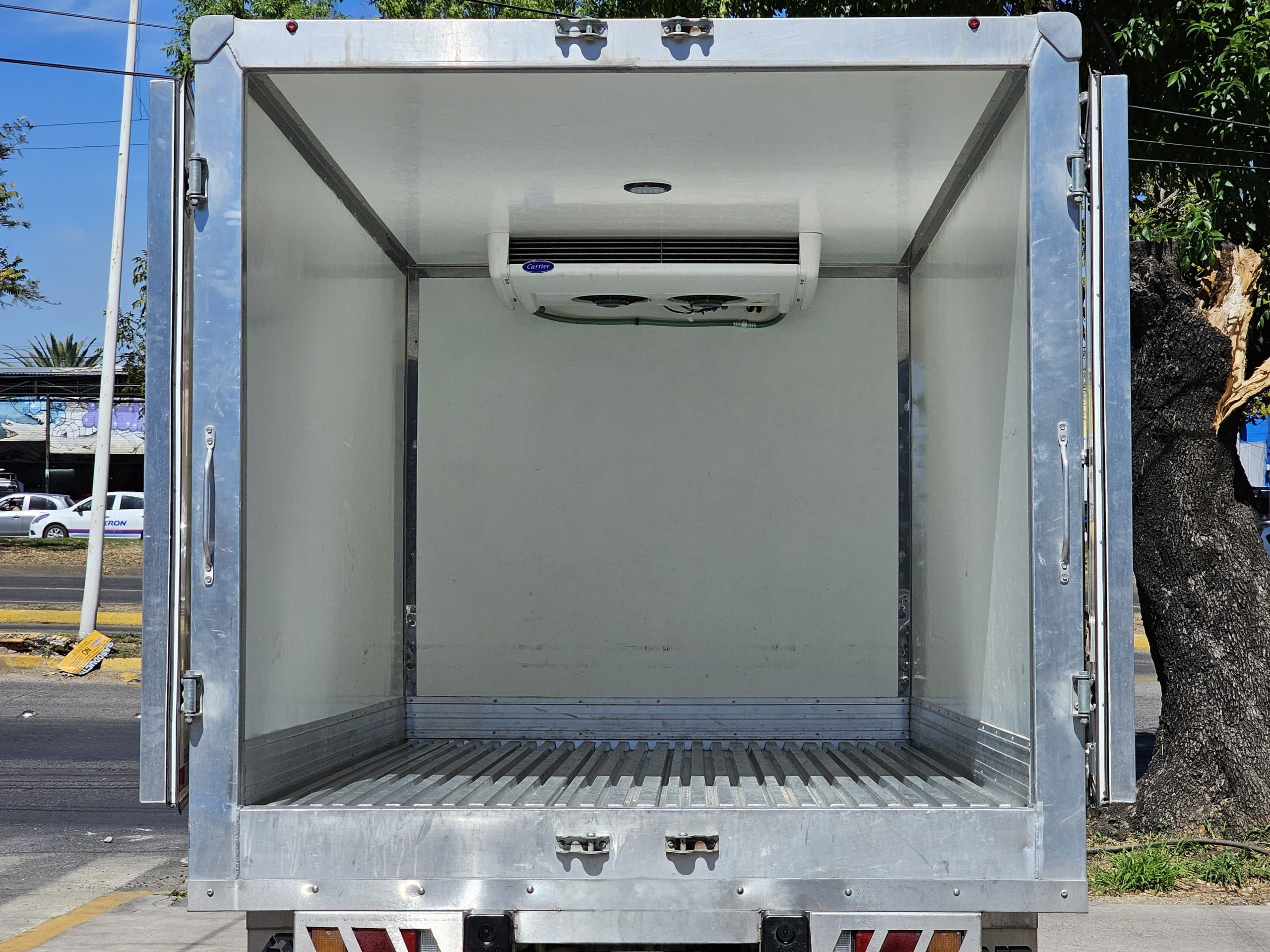 Isuzu ELF 2023 100 Caja Refrigerada Manual Blanco