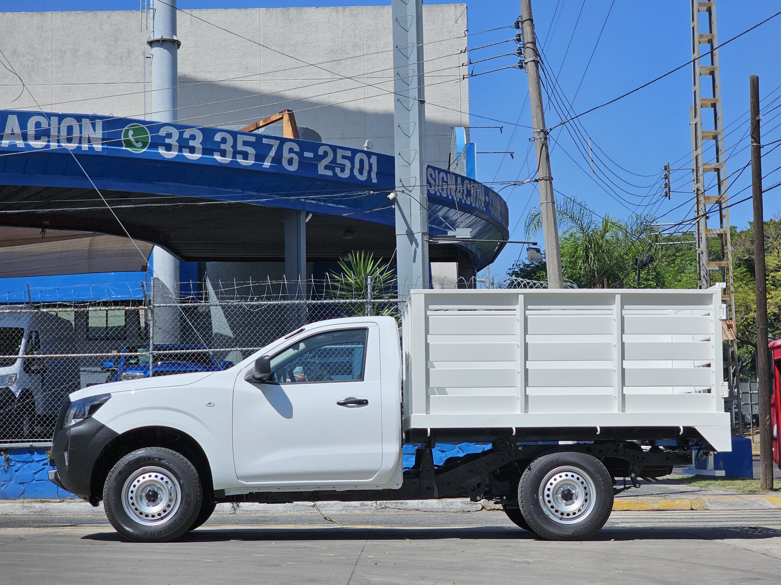 Nissan NP300 2023 Chasis / Redilas Manual Blanco