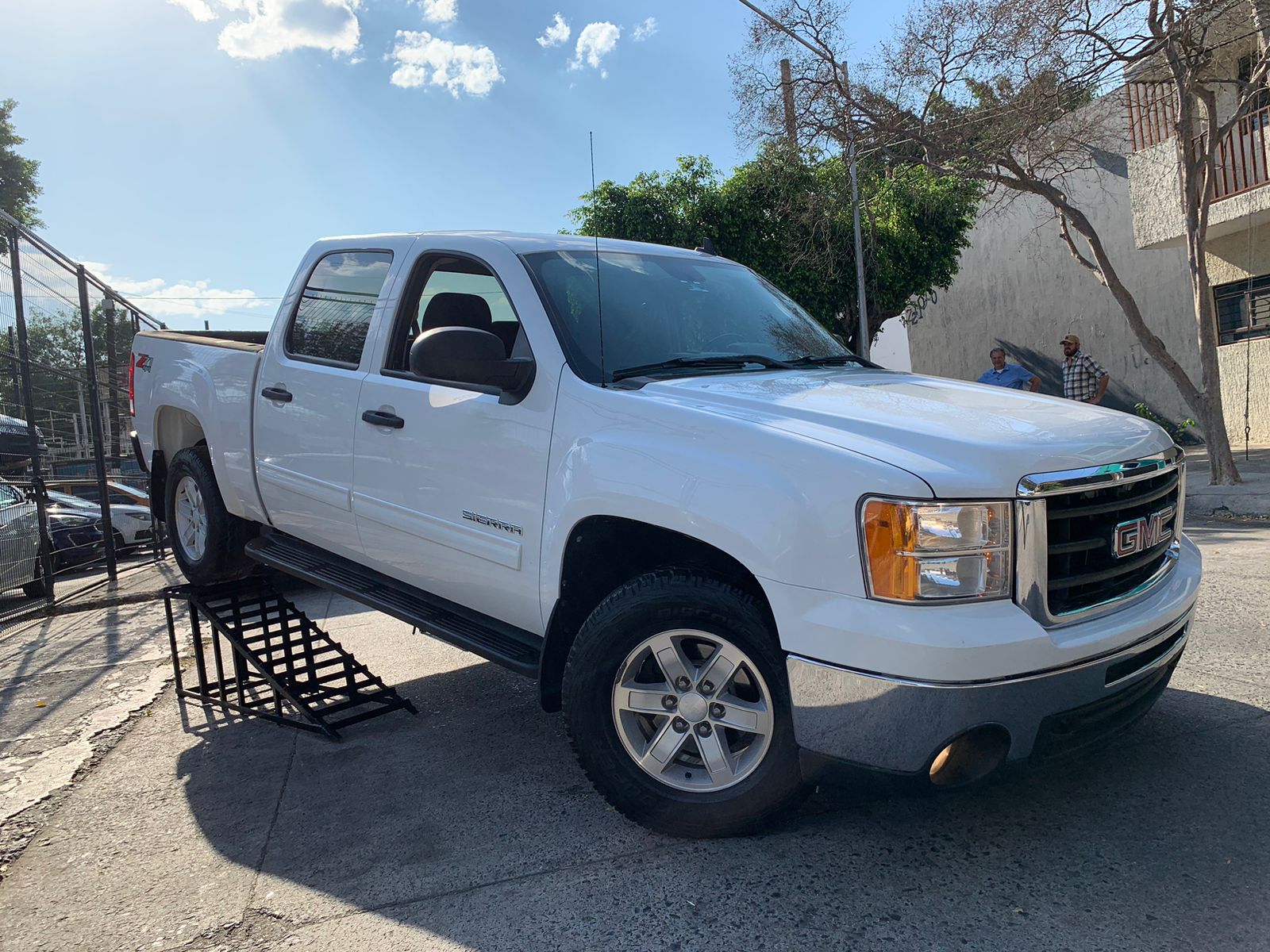 GMC Sierra 2011 Crew Cab V8 4x4 Automático Blanco