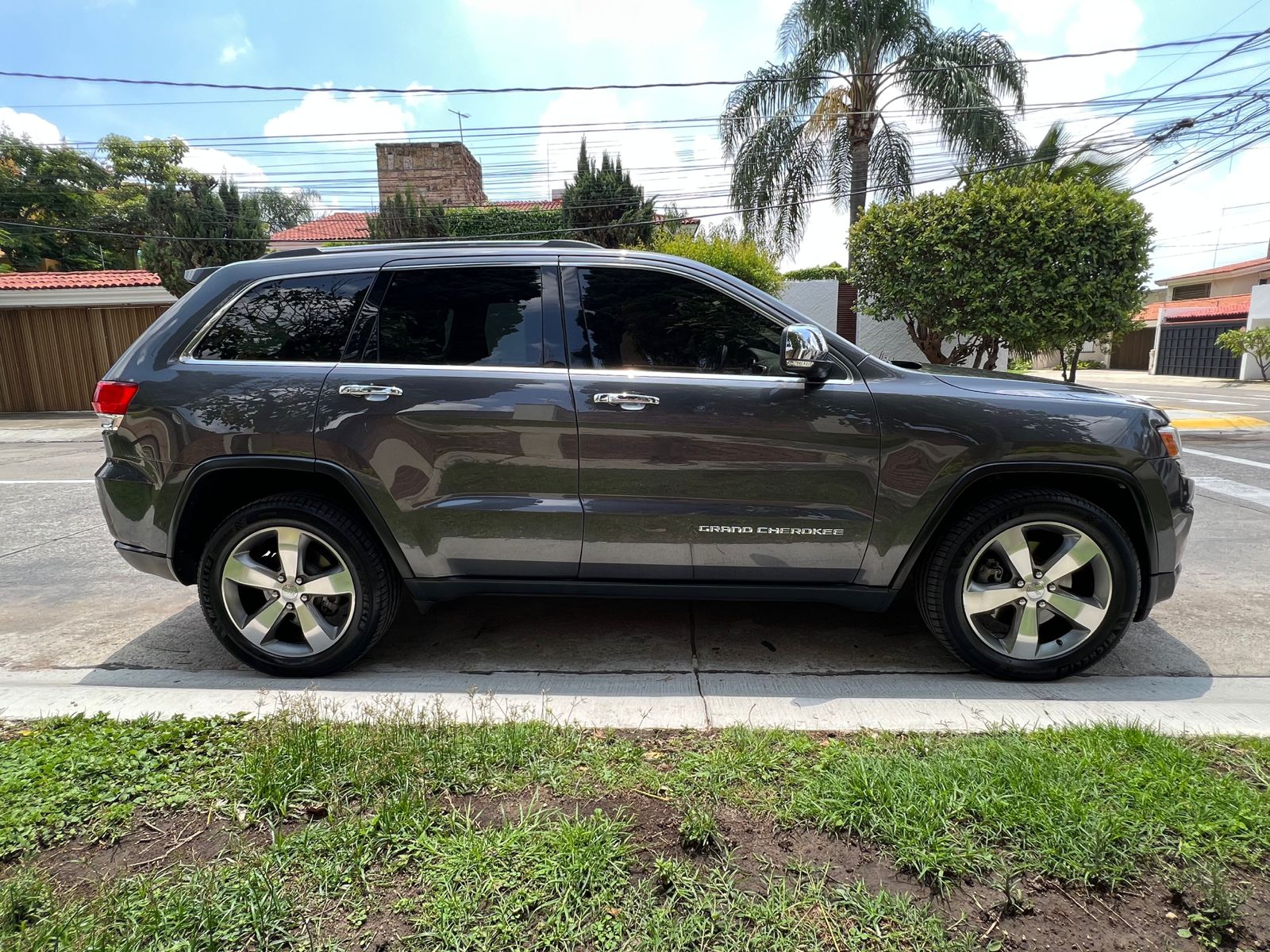 Jeep Grand Cherokee 2016 LIMITED LUJO V8 Automático Gris