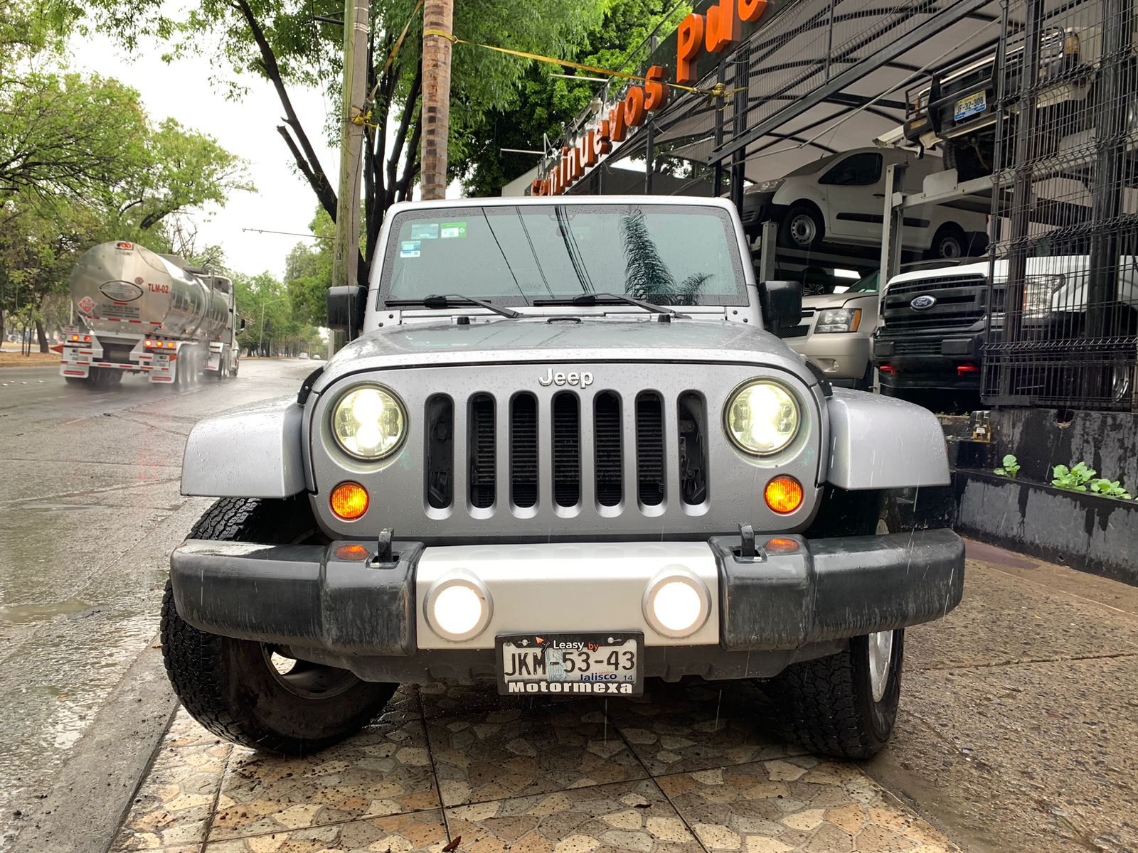 Jeep Wrangler 2013 SAHARA 4X4 Automático Plata