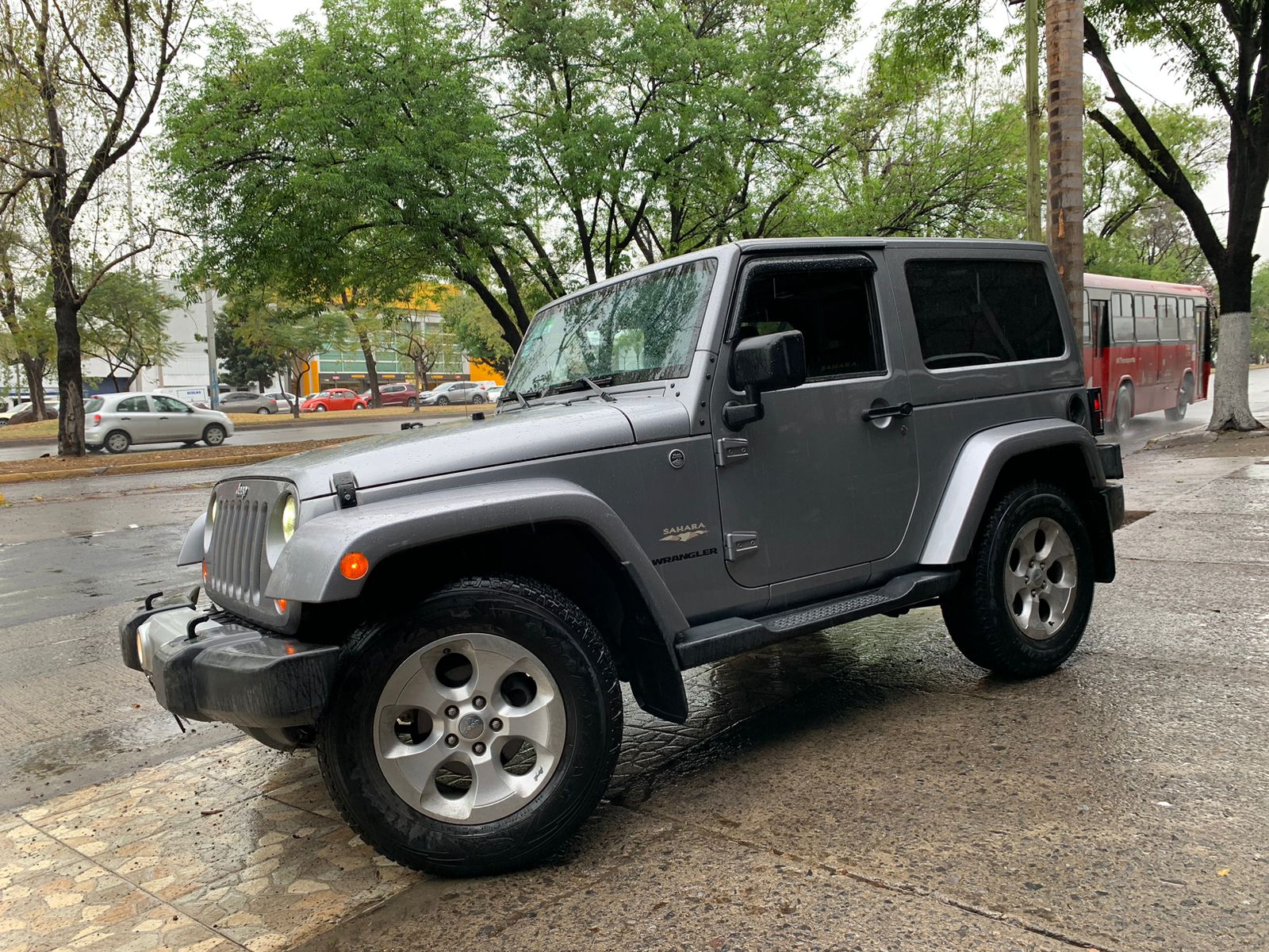 Jeep Wrangler 2013 SAHARA 4X4 Automático Plata