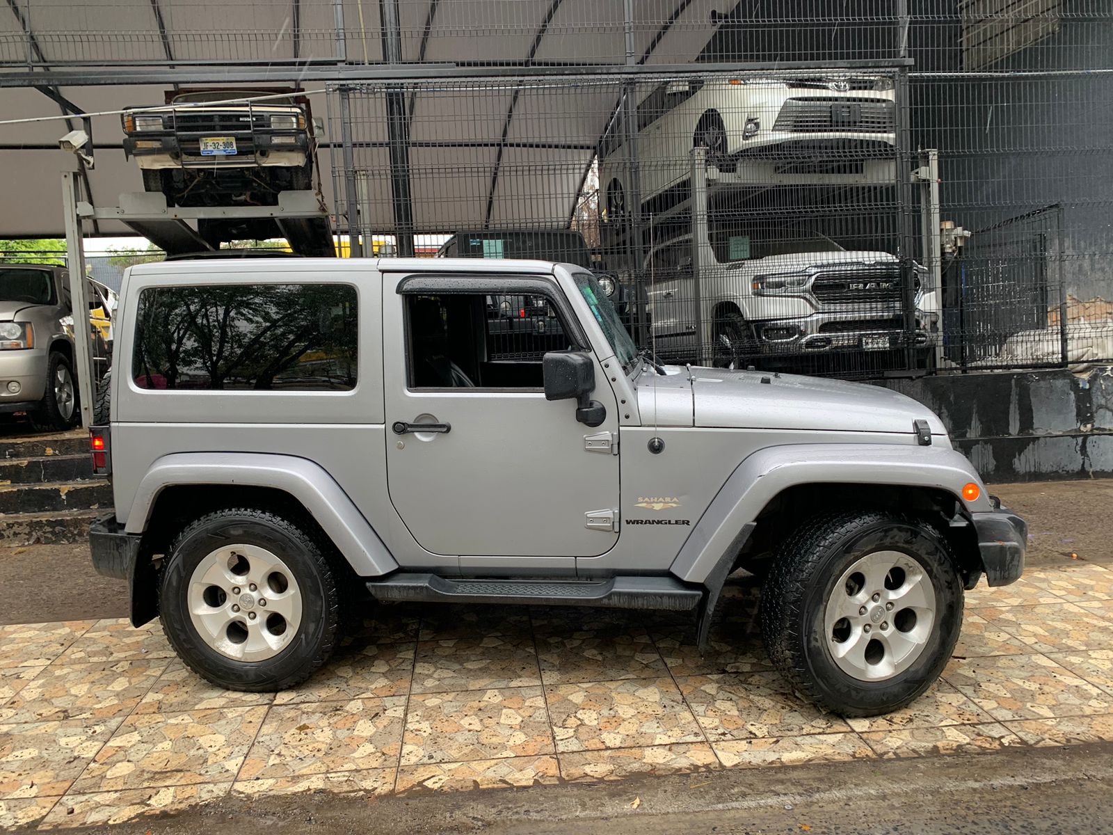 Jeep Wrangler 2013 SAHARA 4X4 Automático Plata