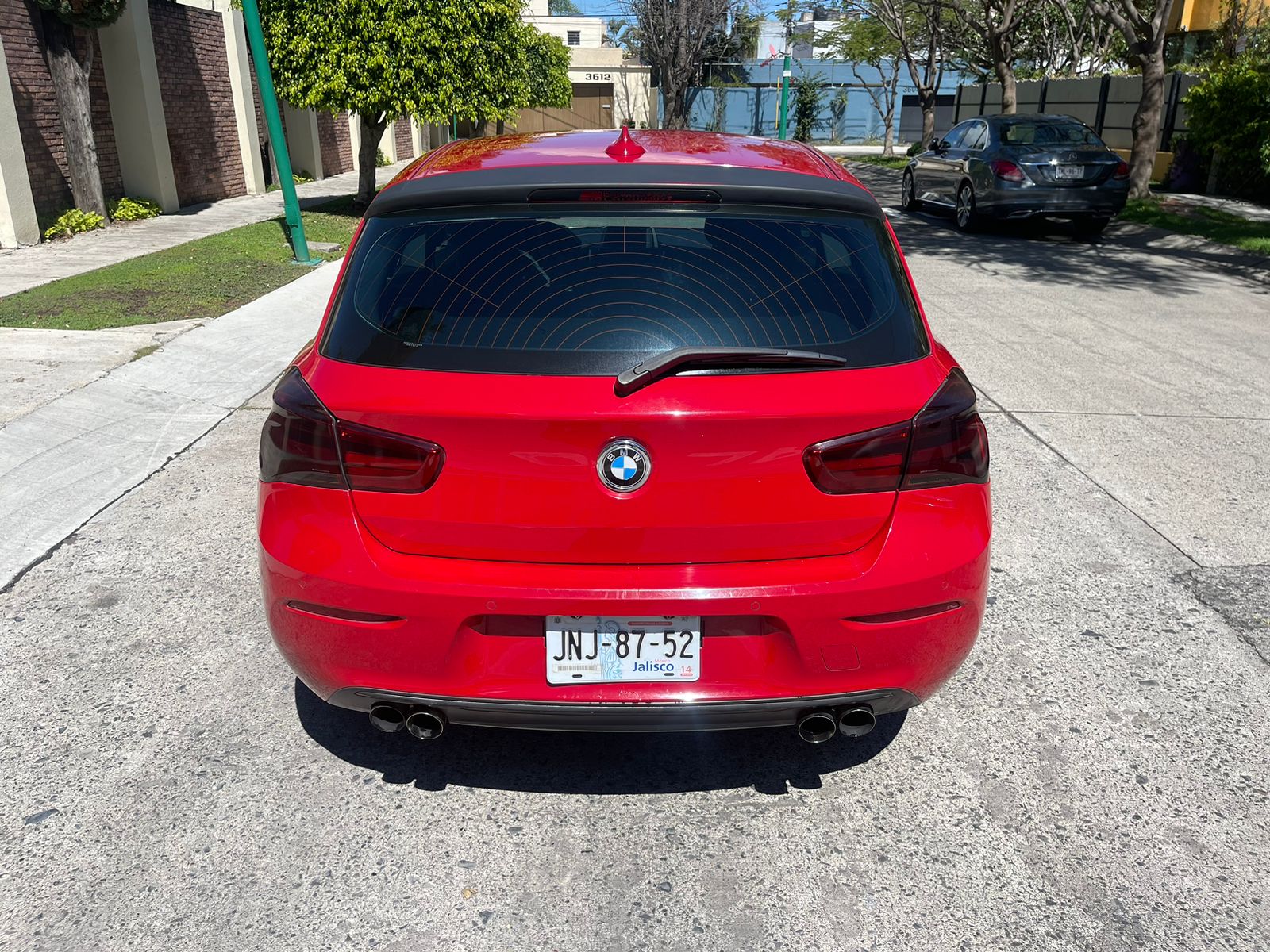 BMW Serie 1 2016 120i URBAN LINE Automático Rojo