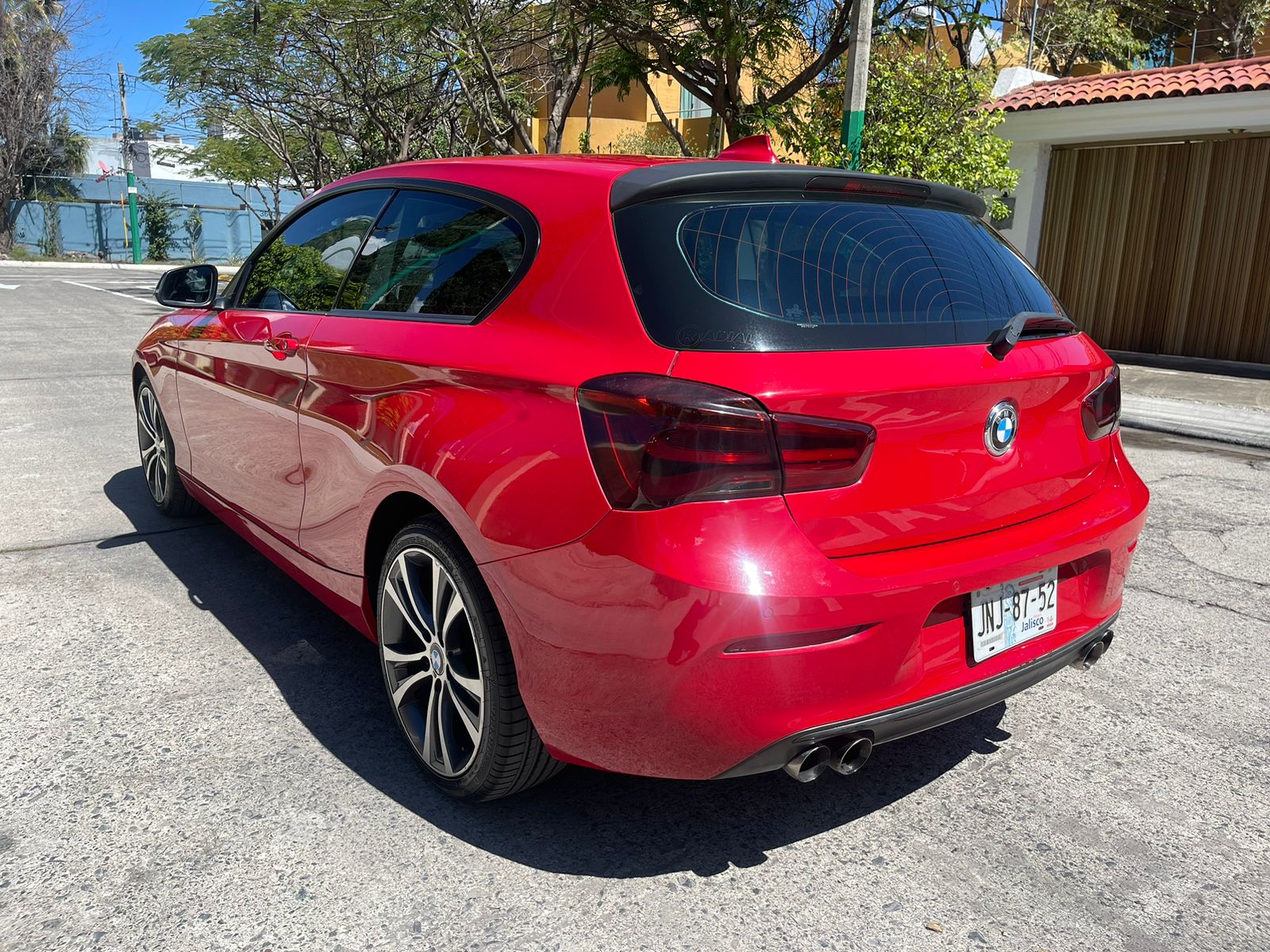 BMW Serie 1 2016 120i URBAN LINE Automático Rojo