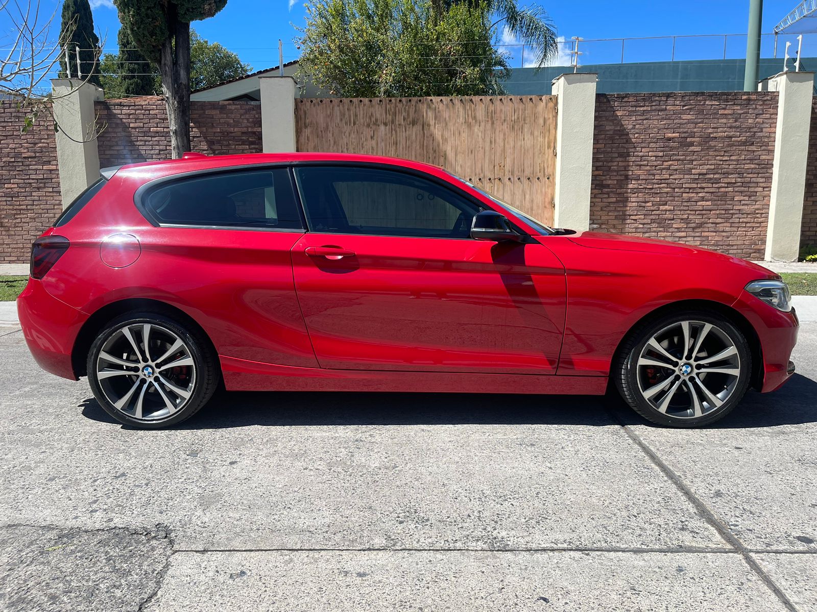 BMW Serie 1 2016 120i URBAN LINE Automático Rojo