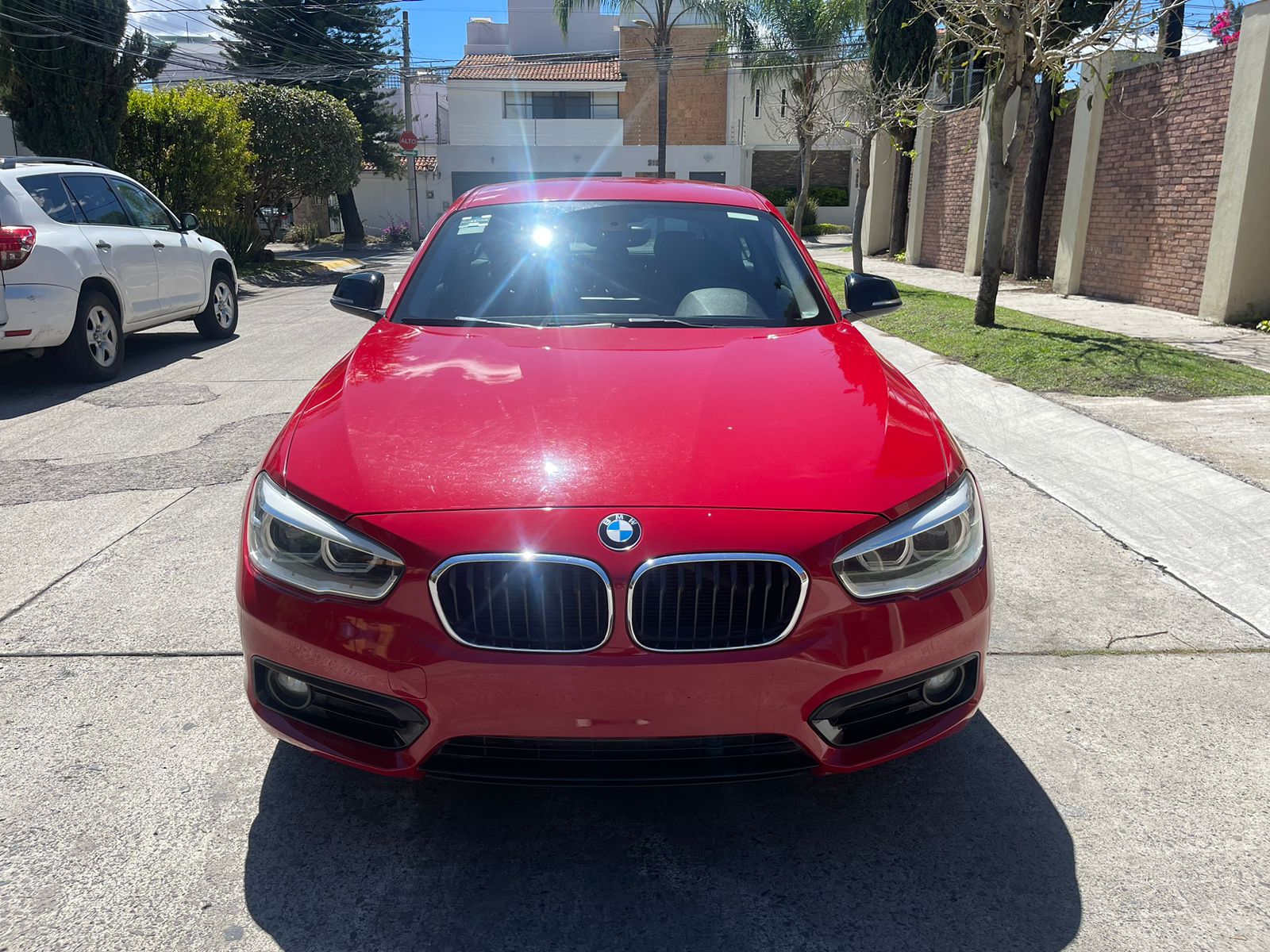 BMW Serie 1 2016 120i URBAN LINE Automático Rojo