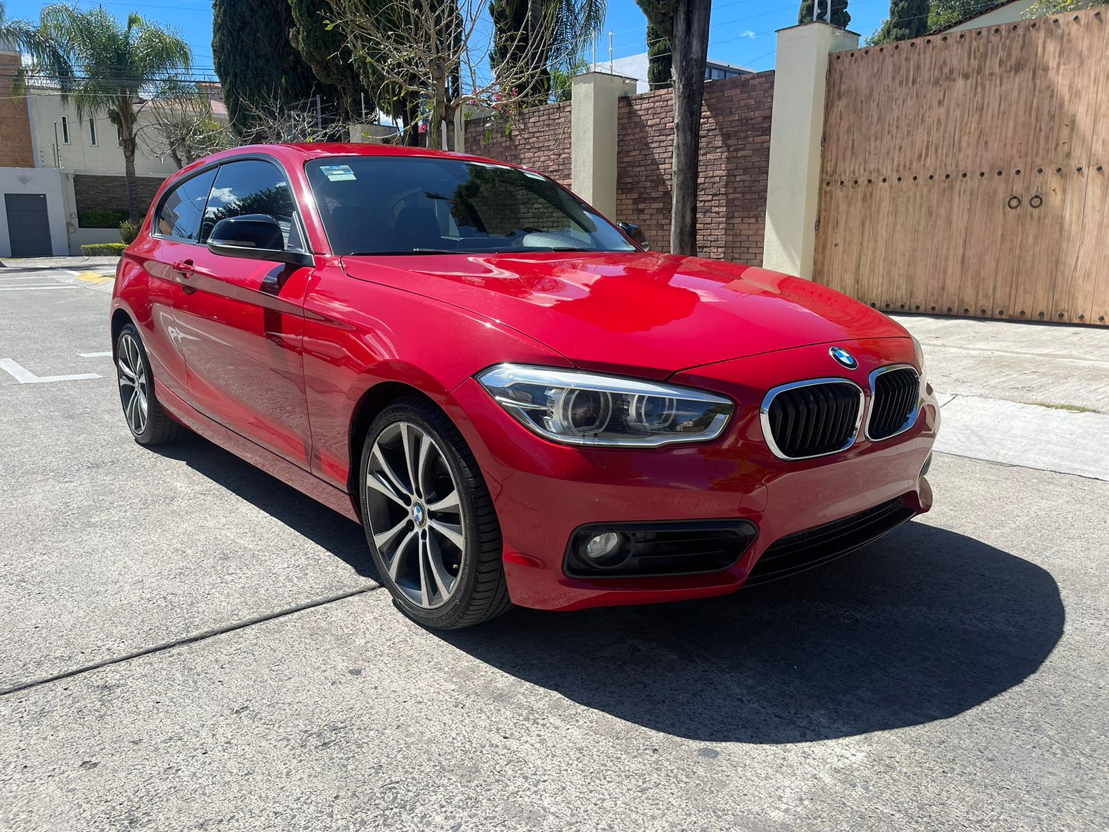 BMW Serie 1 2016 120i URBAN LINE Automático Rojo