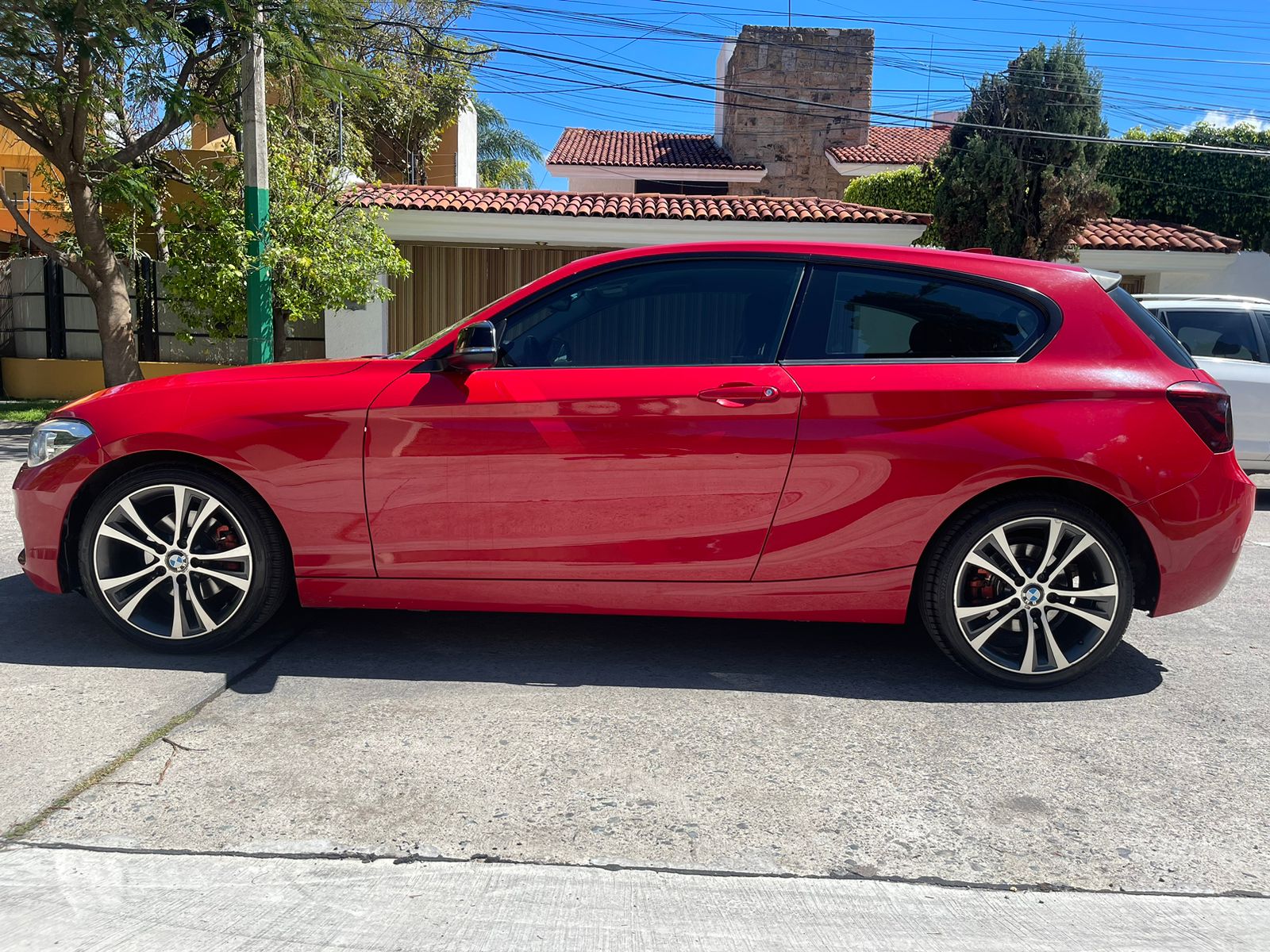 BMW Serie 1 2016 120i URBAN LINE Automático Rojo