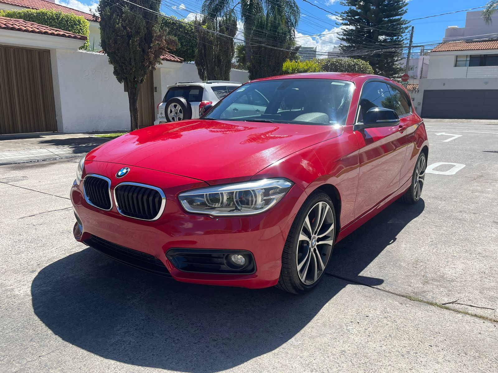 BMW Serie 1 2016 120i URBAN LINE Automático Rojo