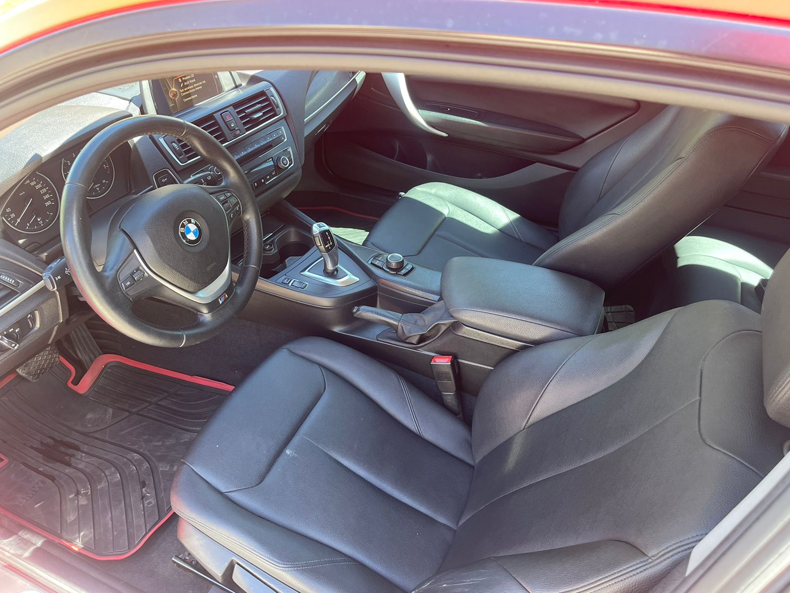 BMW Serie 1 2016 120i URBAN LINE Automático Rojo