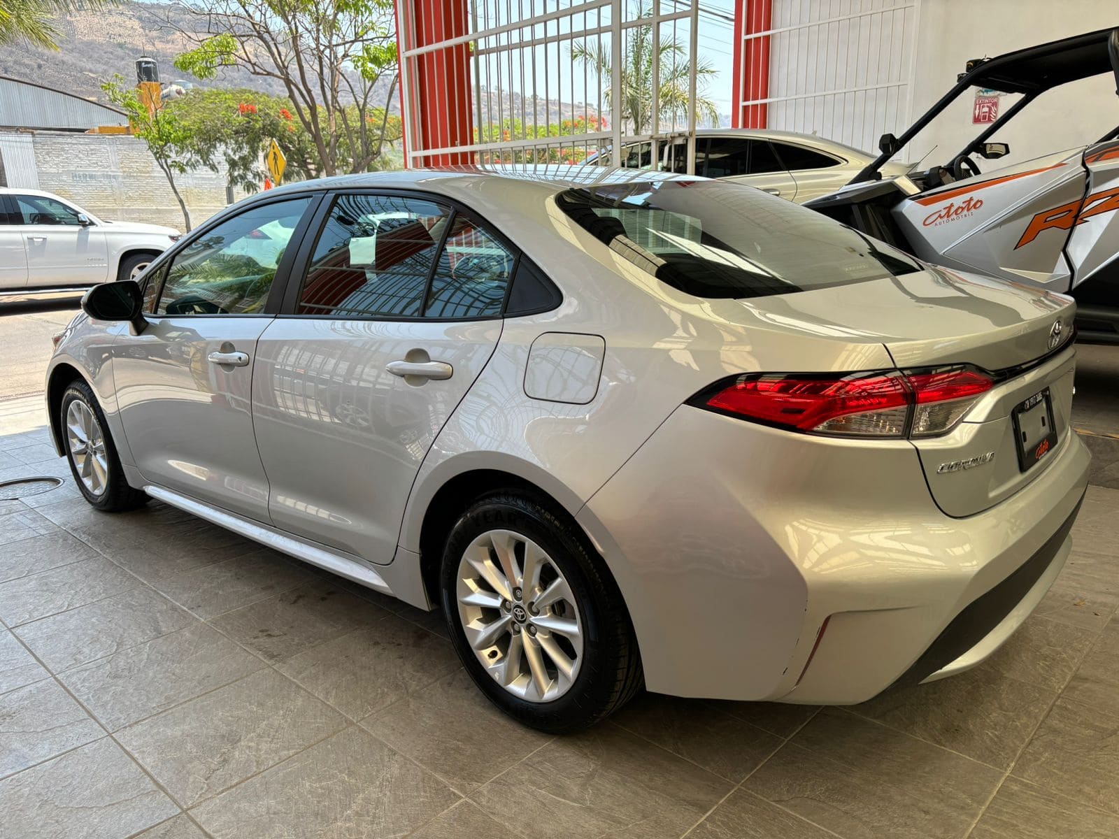 Toyota Corolla 2020 LE Automático Plata