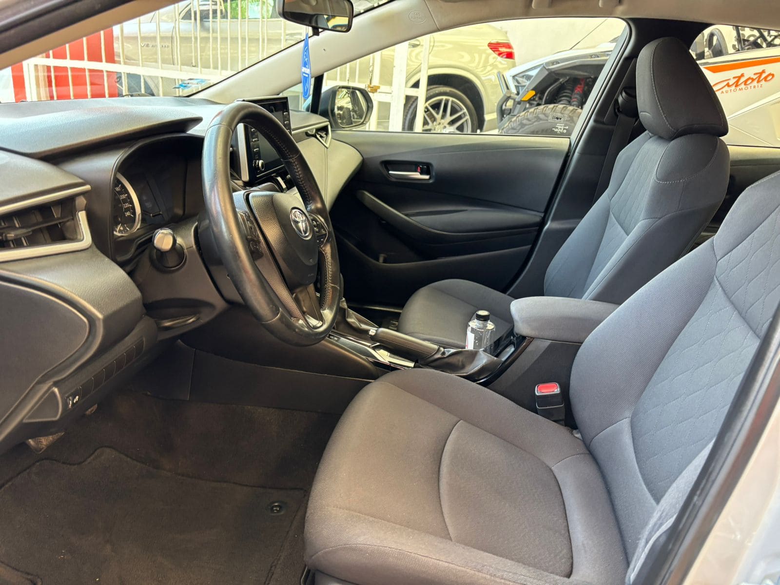 Toyota Corolla 2020 LE Automático Plata