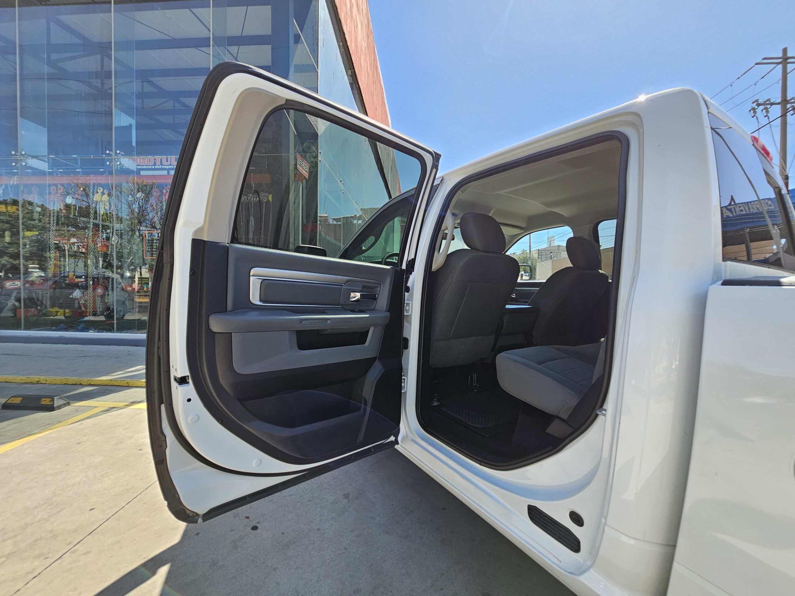 RAM 2500 2017 V8 Crew Cab Automático Blanco