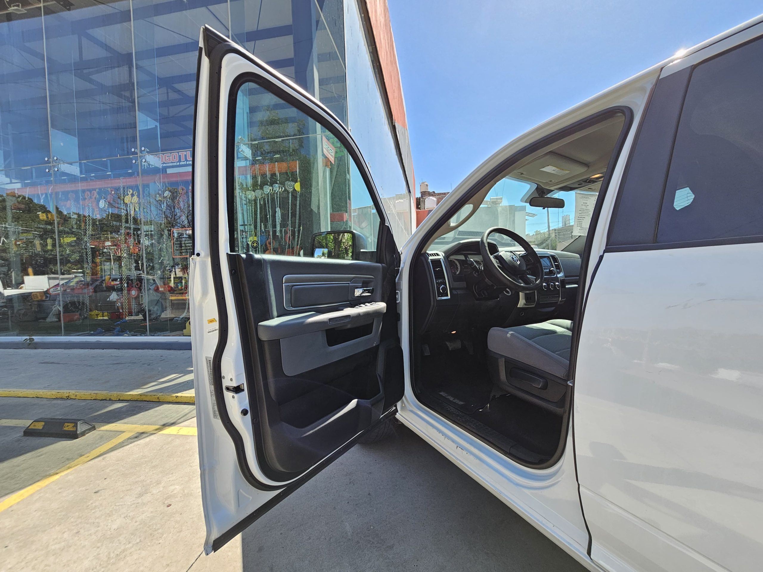 RAM 2500 2017 V8 Crew Cab Automático Blanco