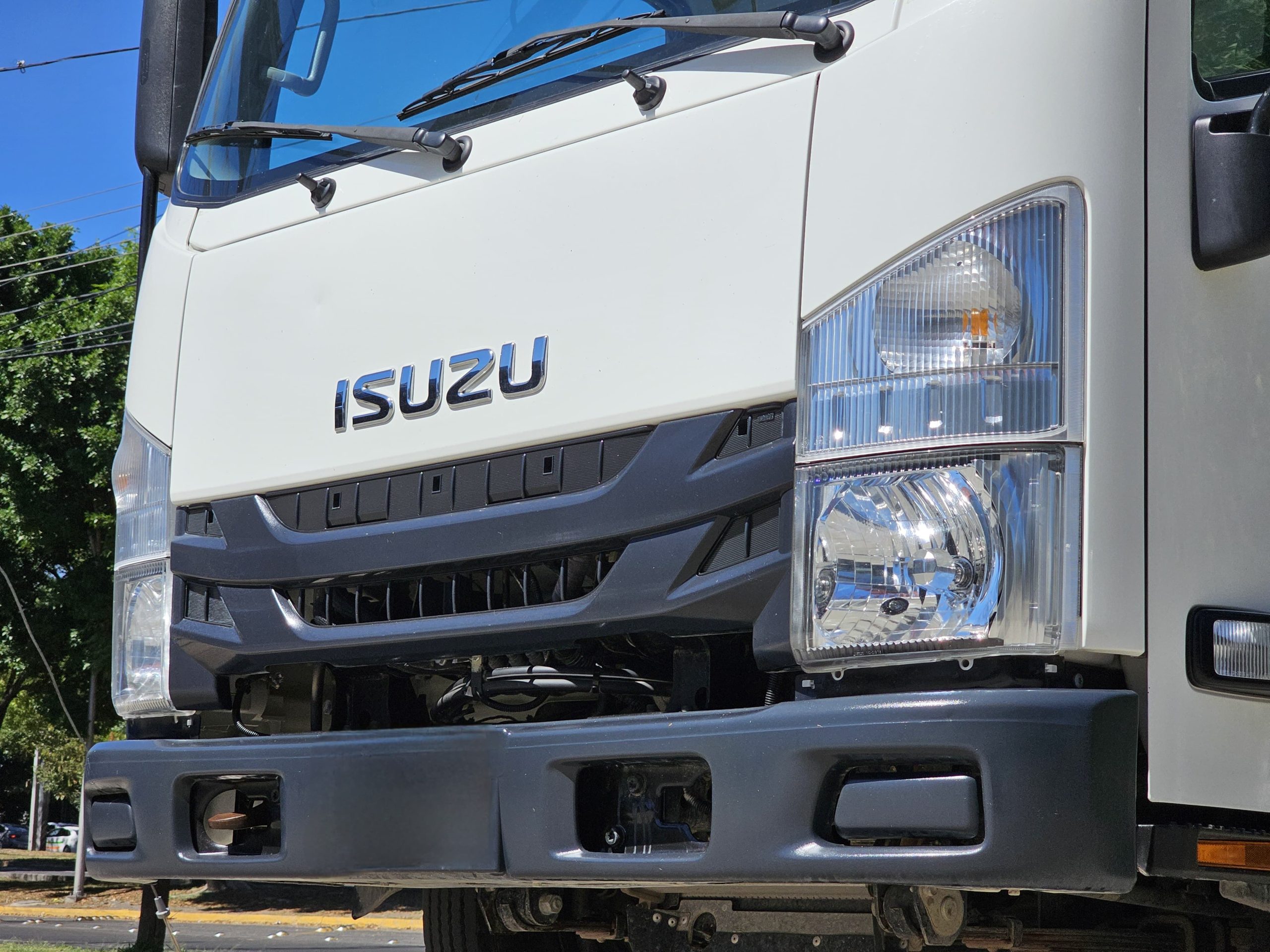 Isuzu ELF 2023 100 Caja Refrigerada Manual Blanco