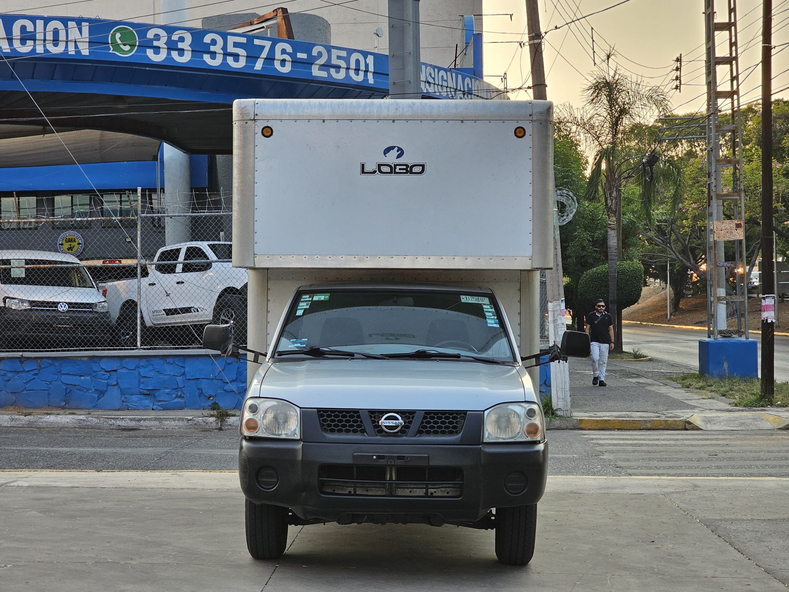 Nissan NP300 2014 Caja Seca Manual Plata