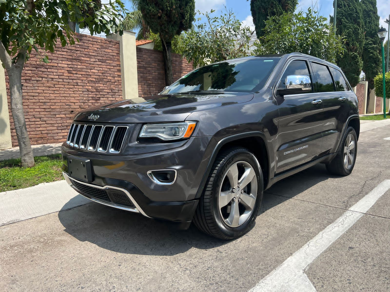 Jeep Grand Cherokee 2016 LIMITED LUJO V8 Automático Gris