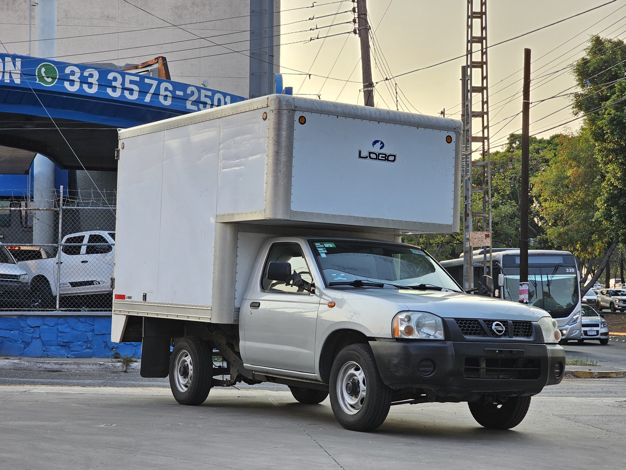 Nissan NP300 2014 Caja Seca Manual Plata